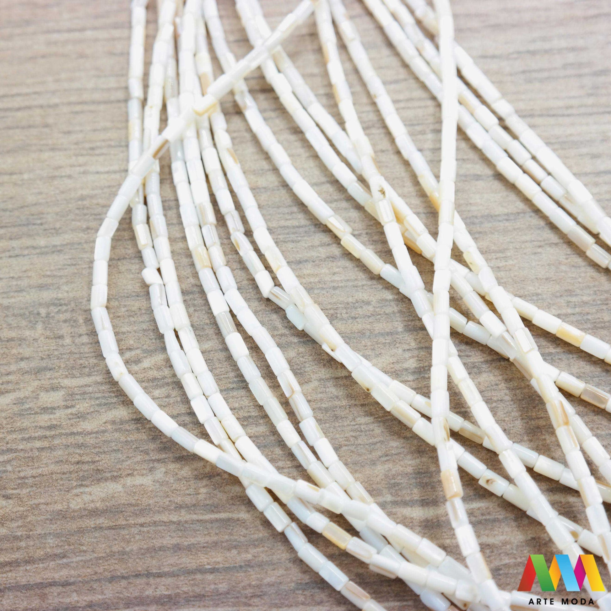 sedef školjka mekušac biser puž glavonožac kalcijev karbonat hitin poludrago kamenje repromaterijal poludragi kamen mineral Sedef je lako prepoznatljiva glatka tvar duginih boja koja tvori unutarnji sloj školjke određenih vrsta mekušaca i prekriva vanjski sloj bisera Sastoji se od kalcijevog karbonata kojeg izlučuju neki morski i slatkovodni mekušci te ga ova struktura čini otpornim na oštećenja dajući joj prepoznatljivi i jedinstveni sedefasti sjaj arte moda repromaterijal