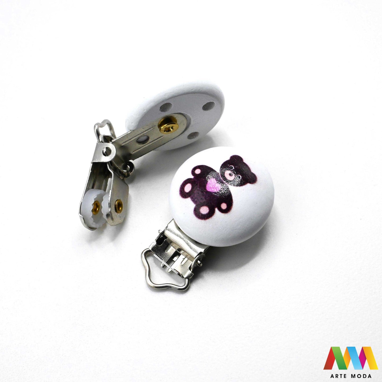 metalne kopče drvene za dude pribor bebe djeca personalizirane repromaterijal duda beba drveni element Medo Savršen izbor za izradu sigurnih i jedinstvenih duda za vaše najmlađe Kombinacija izdržljivog metala i toplog drveta daje ovim kopčama elegantan izgled i čini ih idealnim za personalizaciju Naše kopče su sigurne za djecu bez oštrih rubova i izrađene od kvalitetnih materijala