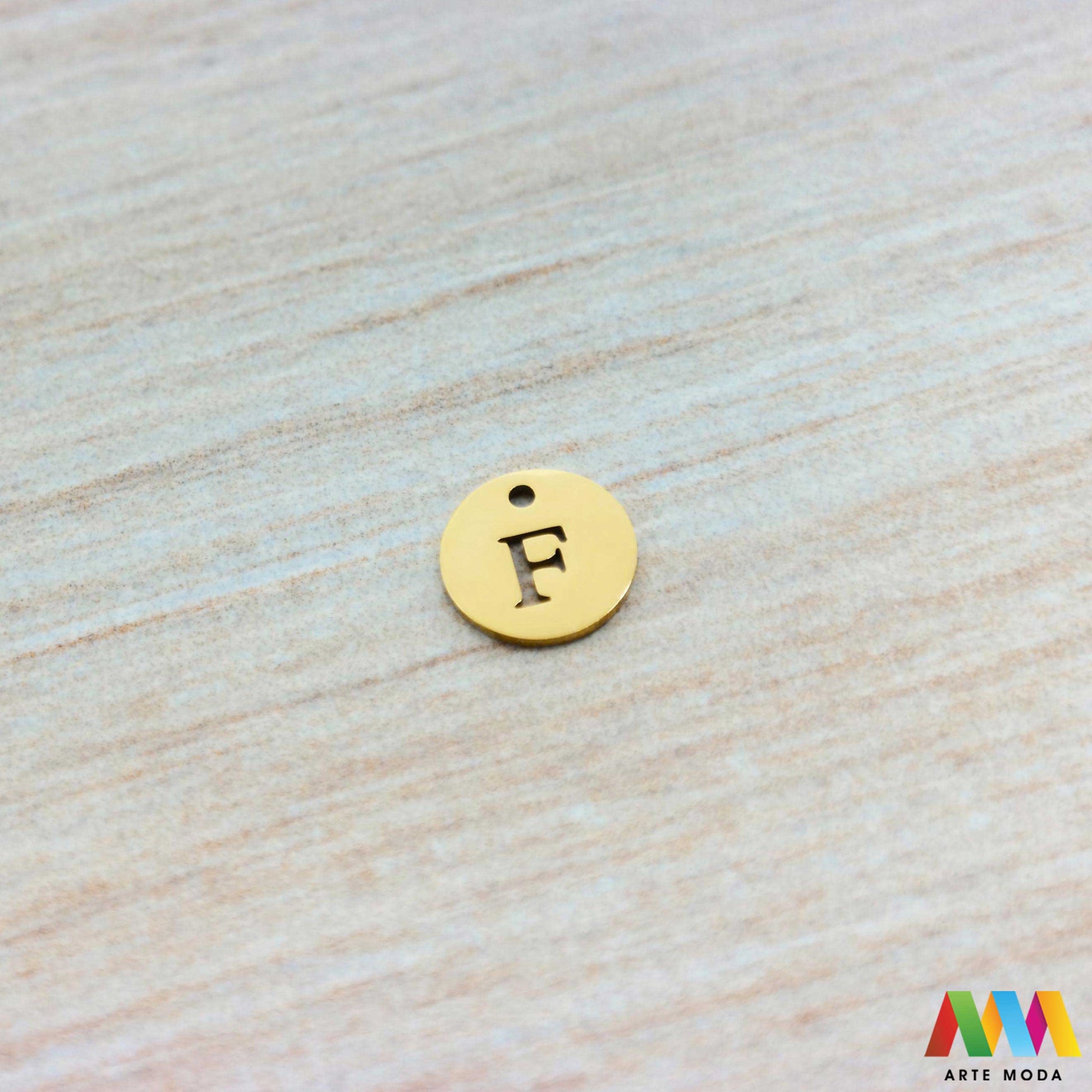 F slovo slova privjesak s jednom rupom privjesak od čelika privjesak čelik repromaterijal čelični ogrlice ogrlica narukvica narukvice nanožnica nehrđajući Slova izrađena od nehrđajućeg čelika 316L koja služe za izradu nakita poput narukvica ili ogrlica najčešće se koriste za nizanje na sajlu gumu flaks i ostale materijale