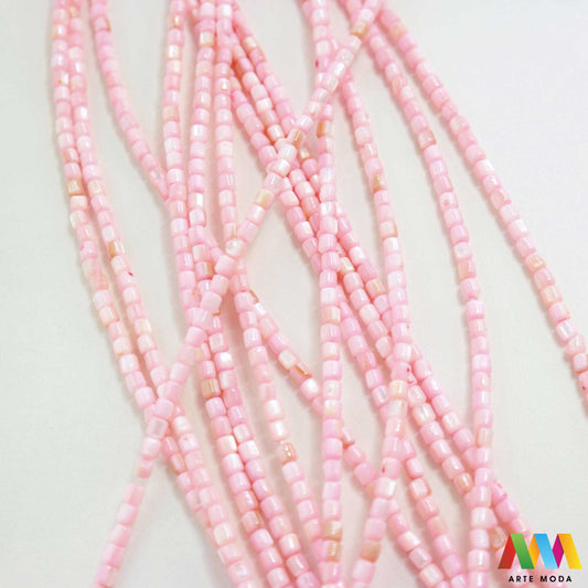 sedef školjka mekušac biser puž glavonožac kalcijev karbonat hitin poludrago kamenje repromaterijal poludragi kamen mineral Sedef je lako prepoznatljiva glatka tvar duginih boja koja tvori unutarnji sloj školjke određenih vrsta mekušaca i prekriva vanjski sloj bisera Sastoji se od kalcijevog karbonata kojeg izlučuju neki morski i slatkovodni mekušci te ga ova struktura čini otpornim na oštećenja dajući joj prepoznatljivi i jedinstveni sedefasti sjaj arte moda repromaterijal