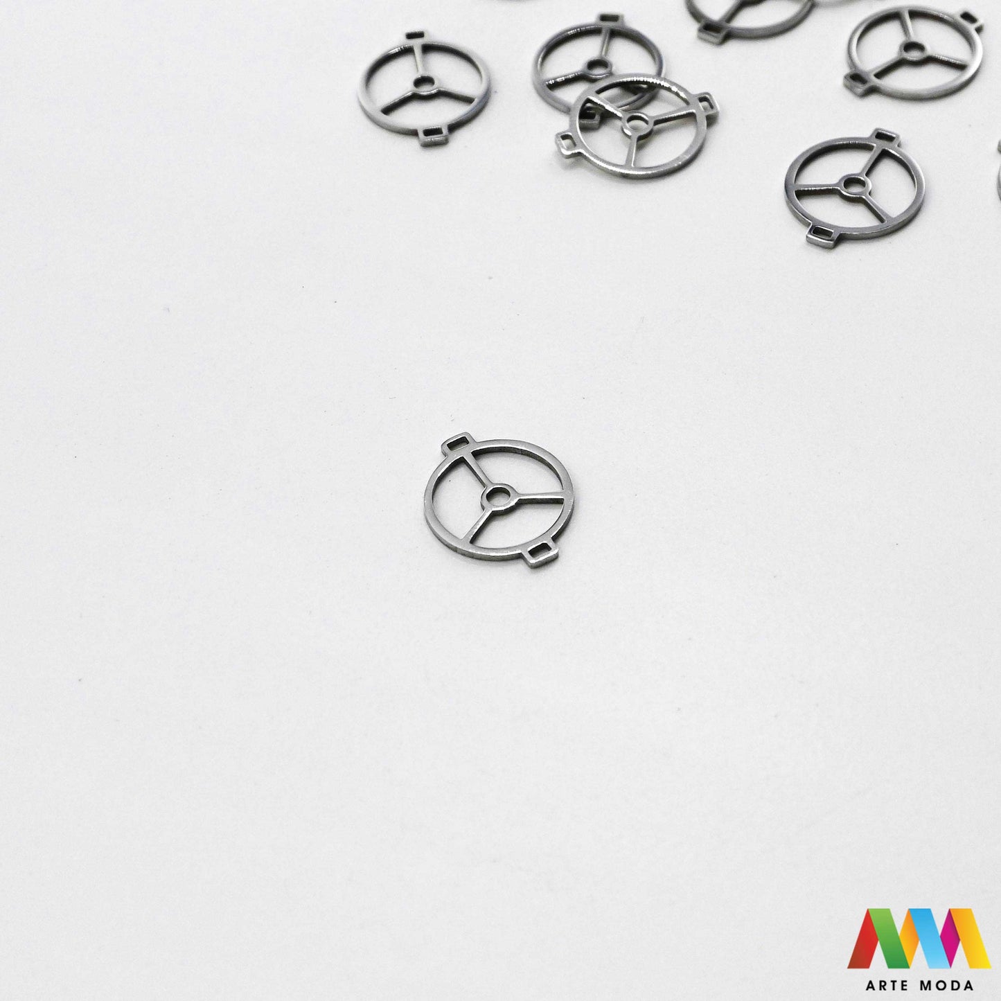 repromaterijal čelični ogrlice narukvice nanožnica nakit nehrđajući čelik DIY pribor inox elementi ručni rad 316L graviranje sinjska alka sinj dodatak za kreiranje modernog i dugotrajnog nakita kolekcija privjesaka s dvije rupe od nehrđajućeg čelika nudi bezbroj mogućnosti za izradu jedinstvenih narukvica ogrlica i ostalih modnih dodataka Ovi izdržljivi hipoalergeni privjesci idealni su za nizanje ili jednostavno pričvršćivanje alkicama na sajle gume flaks i druge materijale arte moda repromaterijal