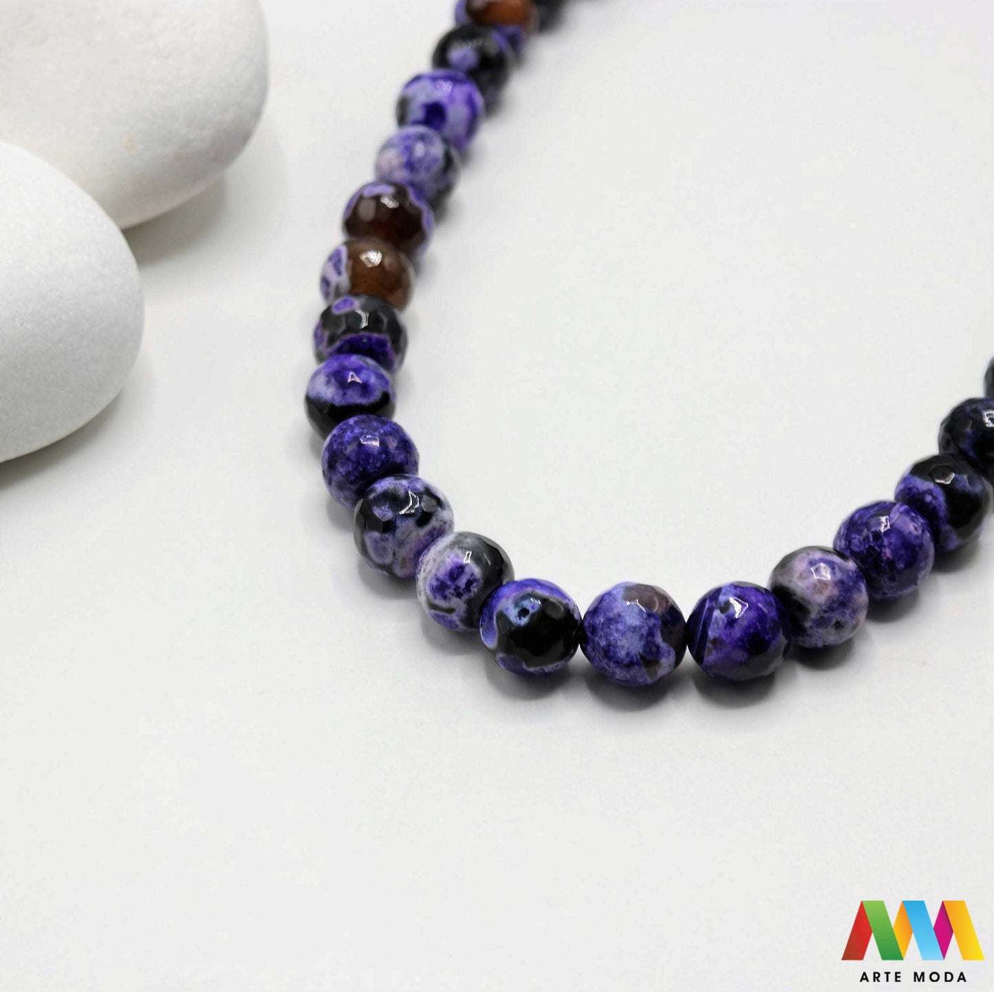 poludragi kamen ahat kristal kalcedon polu dragi poludrago kamenje dragulj mineral kvarc Ahat je jedan od najrasprostranjenijih kristala na planeti Ahat spada u grupu kalcedona izrazito je dekorativan te se od njega izrađuje lijepi nakit i ukrasni predmeti U Hrvatskoj je poznati Lepoglavski Ahat s brda Gaveznica