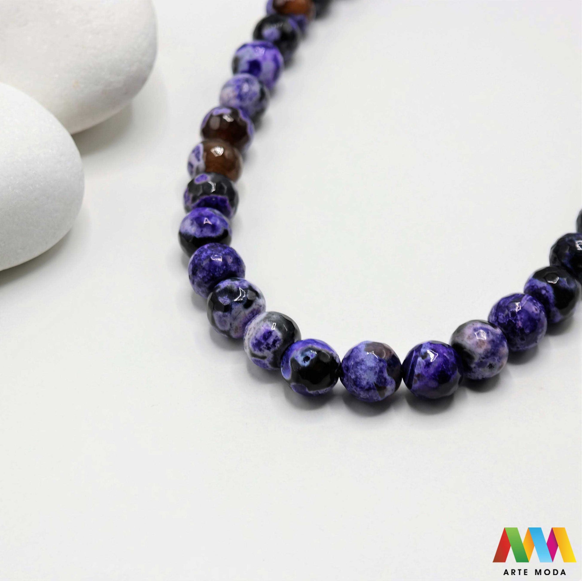 poludragi kamen ahat kristal kalcedon polu dragi poludrago kamenje dragulj mineral kvarc Ahat je jedan od najrasprostranjenijih kristala na planeti Ahat spada u grupu kalcedona izrazito je dekorativan te se od njega izrađuje lijepi nakit i ukrasni predmeti U Hrvatskoj je poznati Lepoglavski Ahat s brda Gaveznica