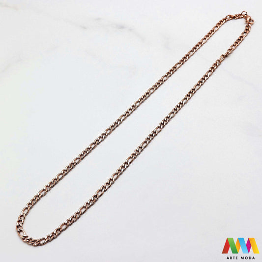 Gotovi lanci od nehrđajućeg čelika s montiranim karabiner kopčama spojnim alkicama u srebrnoj zlatnoj boji složeni na radnoj plohi Prikazane su unaprijed sastavljene čelične ogrlice različitih duljina i debljina pletiva, spremne za trenutno dodavanje privjesaka bez potrebe za rezanjem ili spajanjem elemenata Vrhunski hipoalergeni repromaterijal od nehrđajućeg čelika koji ne tamni i otporan je na vodu, namijenjen za brzu i jednostavnu izradu unikatnog modnog nakita u DIY radionicama arte moda repromaterijali