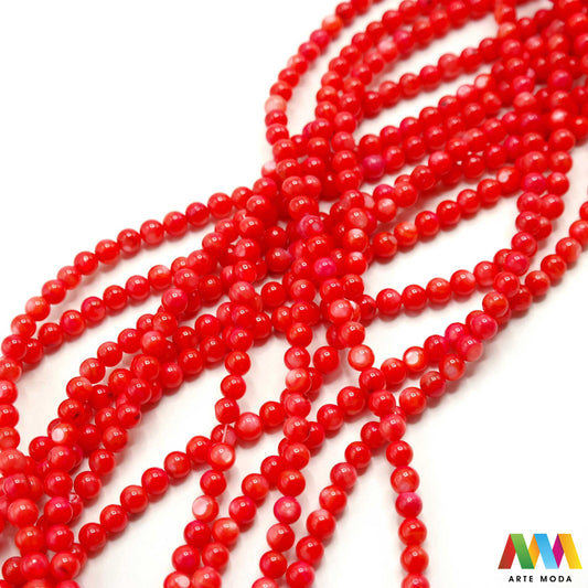 sedef školjka mekušac biser puž glavonožac kalcijev karbonat hitin poludrago kamenje repromaterijal poludragi kamen mineral Sedef je lako prepoznatljiva glatka tvar duginih boja koja tvori unutarnji sloj školjke određenih vrsta mekušaca i prekriva vanjski sloj bisera Sastoji se od kalcijevog karbonata kojeg izlučuju neki morski i slatkovodni mekušci te ga ova struktura čini otpornim na oštećenja dajući joj prepoznatljivi i jedinstveni sedefasti sjaj arte moda repromaterijal