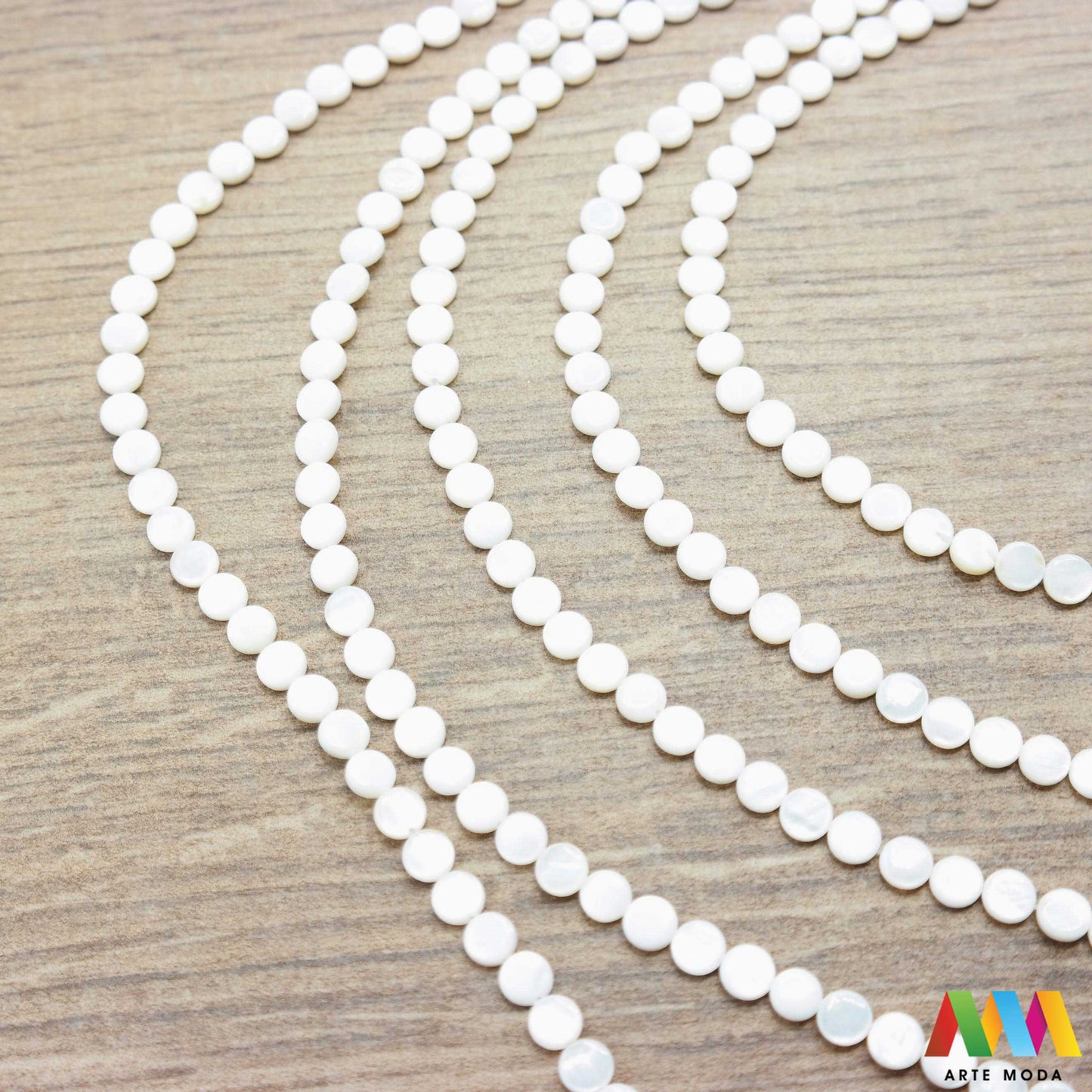 sedef školjka mekušac biser puž glavonožac kalcijev karbonat hitin poludrago kamenje repromaterijal poludragi kamen mineral Sedef je lako prepoznatljiva glatka tvar duginih boja koja tvori unutarnji sloj školjke određenih vrsta mekušaca i prekriva vanjski sloj bisera Sastoji se od kalcijevog karbonata kojeg izlučuju neki morski i slatkovodni mekušci te ga ova struktura čini otpornim na oštećenja dajući joj prepoznatljivi i jedinstveni sedefasti sjaj arte moda repromaterijal