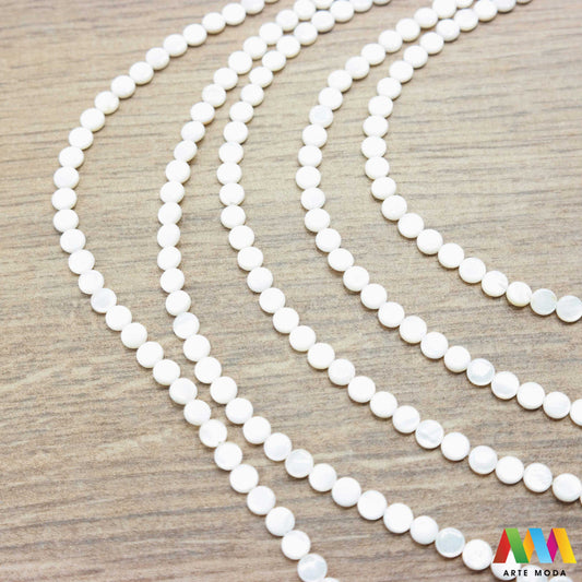 sedef školjka mekušac biser puž glavonožac kalcijev karbonat hitin poludrago kamenje repromaterijal poludragi kamen mineral Sedef je lako prepoznatljiva glatka tvar duginih boja koja tvori unutarnji sloj školjke određenih vrsta mekušaca i prekriva vanjski sloj bisera Sastoji se od kalcijevog karbonata kojeg izlučuju neki morski i slatkovodni mekušci te ga ova struktura čini otpornim na oštećenja dajući joj prepoznatljivi i jedinstveni sedefasti sjaj arte moda repromaterijal