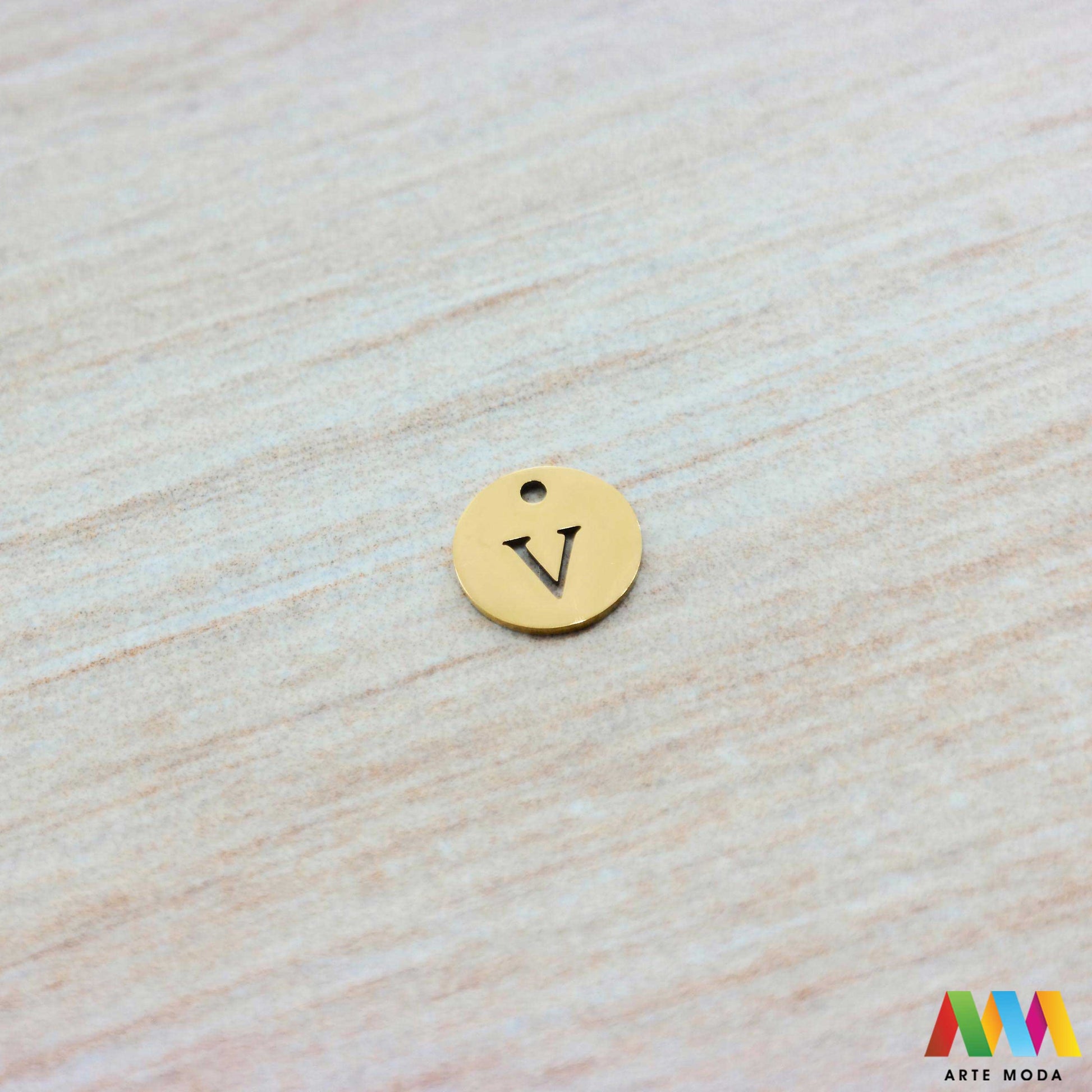 V slovo slova privjesak s jednom rupom privjesak od čelika privjesak čelik repromaterijal čelični ogrlice ogrlica narukvica narukvice nanožnica nehrđajući Slova izrađena od nehrđajućeg čelika 316L koja služe za izradu nakita poput narukvica ili ogrlica najčešće se koriste za nizanje na sajlu gumu flaks i ostale materijale