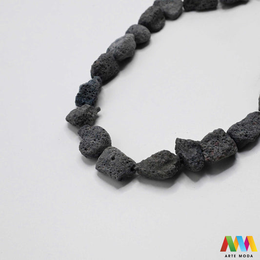 lava kamen vulkanska perle poludragi prirodni mat eterična ulja aromaterapija nakit izrada DIY repromaterijal mineral kristal narukvica ogrlica Tražite jedinstveni materijal za nakit Vulkanska lava je poludragi kamen s moćnom pričom Njegova porozna mat tekstura savršena je za izradu aromaterapijskog nakita jer sjajno upija i difuzira eterična ulja Lagan je simbolizira snagu i uzemljenje te je idealan za unisex i muške narukvice i ogrlice arte moda repromaterijal