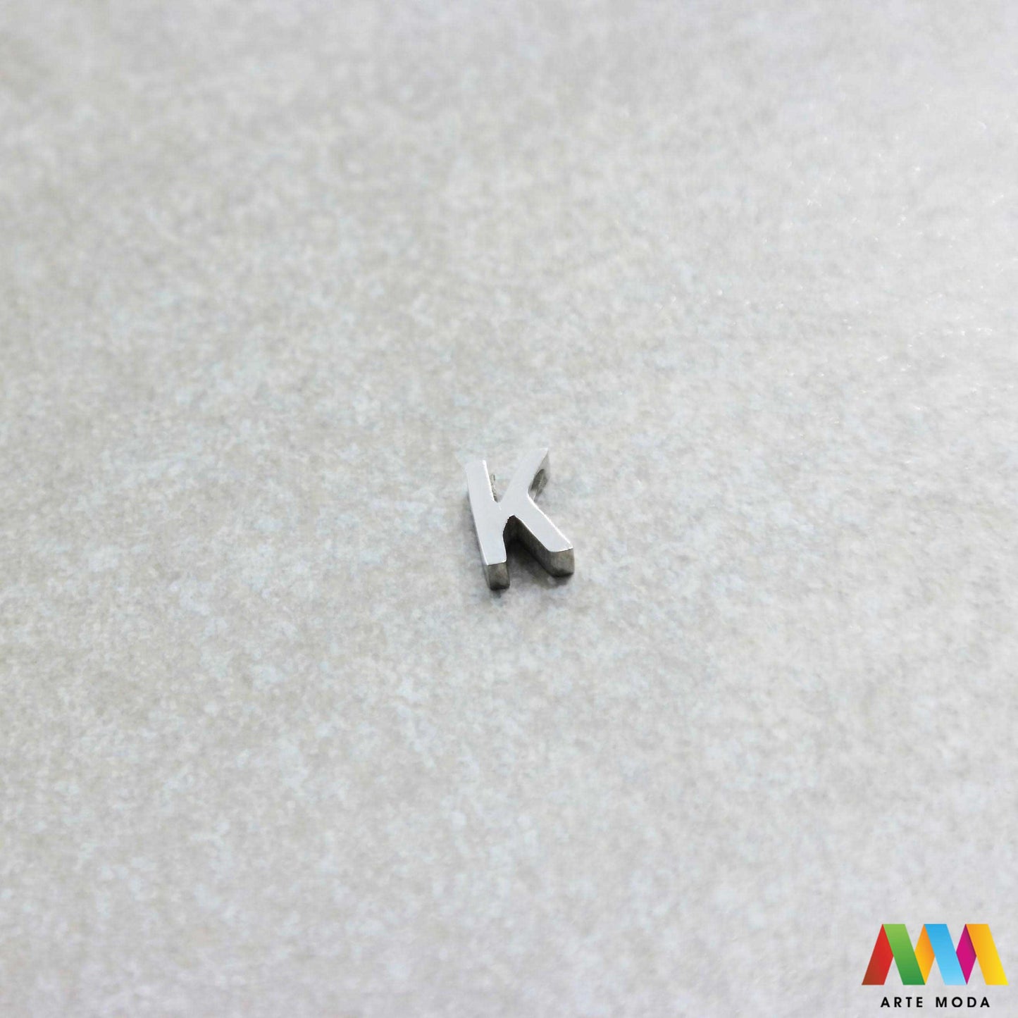 K slovo slova privjesak s jednom rupom privjesak od čelika privjesak čelik repromaterijal čelični ogrlice ogrlica narukvica narukvice nanožnica nehrđajući Slova izrađena od nehrđajućeg čelika 316L koja služe za izradu nakita poput narukvica ili ogrlica najčešće se koriste za nizanje na sajlu gumu flaks i ostale materijale