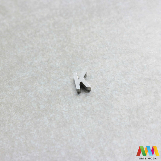 K slovo slova privjesak s jednom rupom privjesak od čelika privjesak čelik repromaterijal čelični ogrlice ogrlica narukvica narukvice nanožnica nehrđajući Slova izrađena od nehrđajućeg čelika 316L koja služe za izradu nakita poput narukvica ili ogrlica najčešće se koriste za nizanje na sajlu gumu flaks i ostale materijale