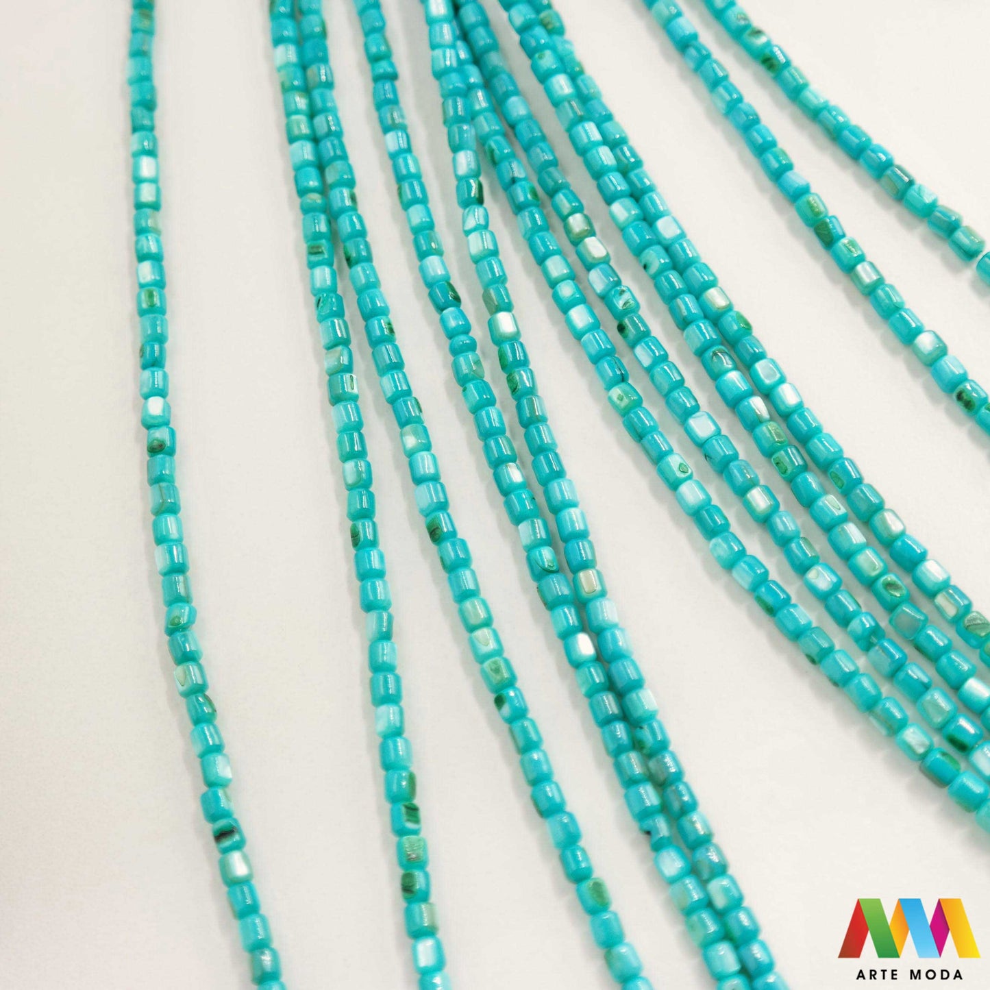 sedef školjka mekušac biser puž glavonožac kalcijev karbonat hitin poludrago kamenje repromaterijal poludragi kamen mineral Sedef je lako prepoznatljiva glatka tvar duginih boja koja tvori unutarnji sloj školjke određenih vrsta mekušaca i prekriva vanjski sloj bisera Sastoji se od kalcijevog karbonata kojeg izlučuju neki morski i slatkovodni mekušci te ga ova struktura čini otpornim na oštećenja dajući joj prepoznatljivi i jedinstveni sedefasti sjaj arte moda repromaterijal