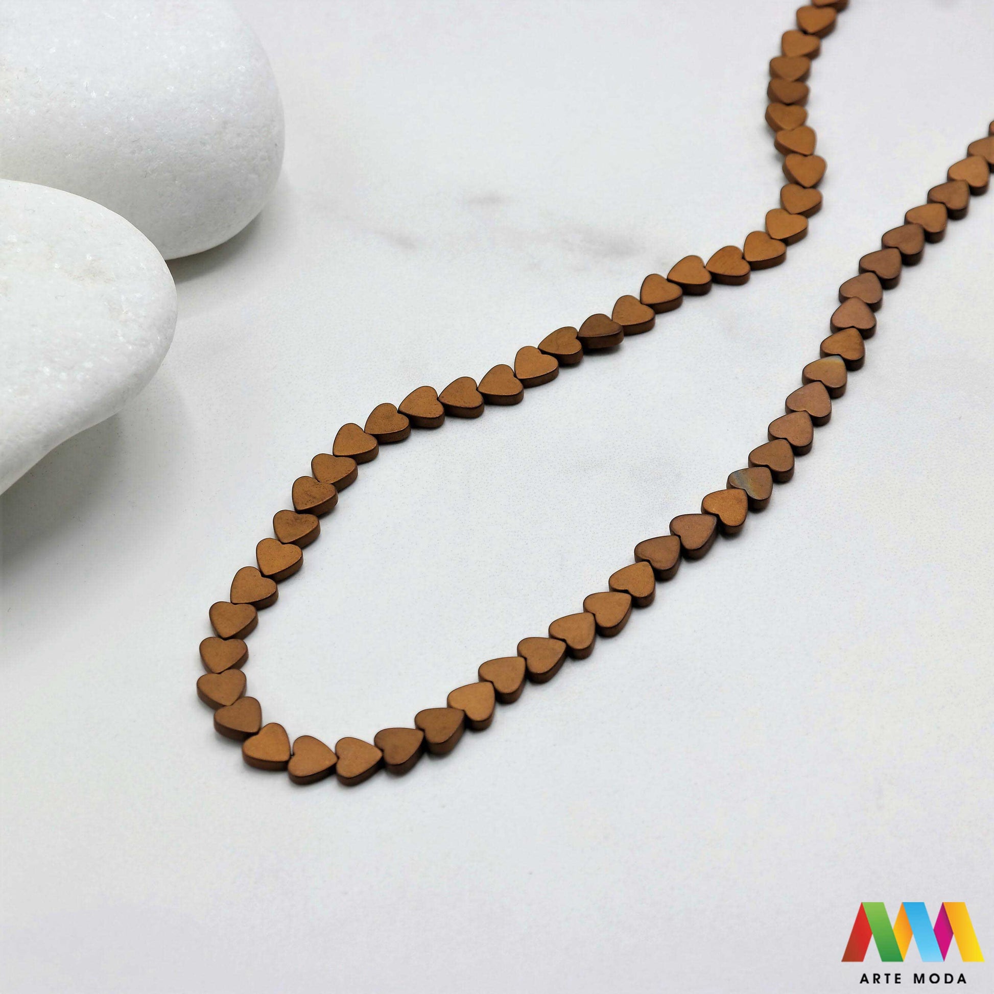 hematit krvavi kamen poludragi mineral metalni sjaj kvarc zrcalo kristal prirodni metalik meditacija zaštita repromaterijal Hematit (ili krvavi kamen) je prirodni mineral smeđe sive ili crne boje karakteriziran prisustvom hladnog metalnog sjaja Vjeruje se da pomaže u jačanju volje samopouzdanja i povezanosti s majkom zemljom Nakit izrađen od njega fascinira svojim tajanstvenim zrcalnim sjajem