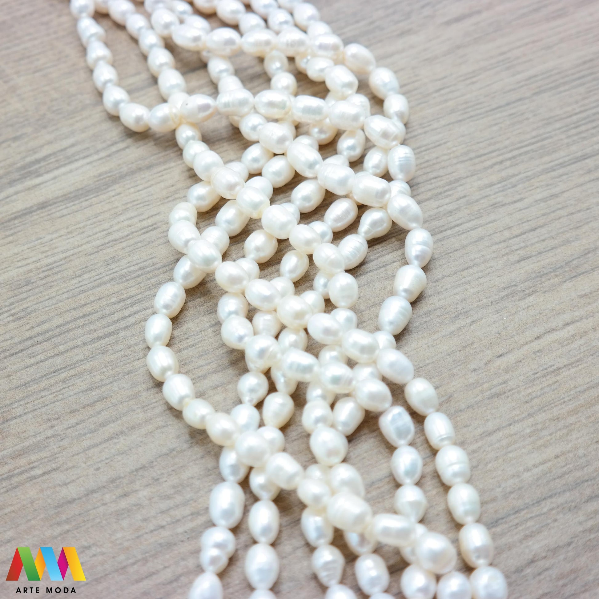 riječni biser zrno bisernica sedef školjka dragi kamen dragulj poludrago kamenje repromaterijal poludragi ukrasni mineral kristal Biser je zrnata tvorevina koja nastaje kod nekih mekušaca osobito kod školjaka bisernica Sastavljeni su od tankih koncentričnih slojeva sedefa i većinom su okruglasti Umjetno uzgojen biser pravi je dragulj mora kojega su stvorili zajednički napori prirode čovjeka i školjke - bisernice arte moda