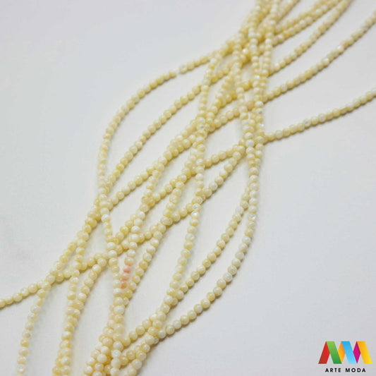 sedef školjka mekušac biser puž glavonožac kalcijev karbonat hitin poludrago kamenje repromaterijal poludragi kamen mineral Sedef je lako prepoznatljiva glatka tvar duginih boja koja tvori unutarnji sloj školjke određenih vrsta mekušaca i prekriva vanjski sloj bisera Sastoji se od kalcijevog karbonata kojeg izlučuju neki morski i slatkovodni mekušci te ga ova struktura čini otpornim na oštećenja dajući joj prepoznatljivi i jedinstveni sedefasti sjaj arte moda repromaterijal