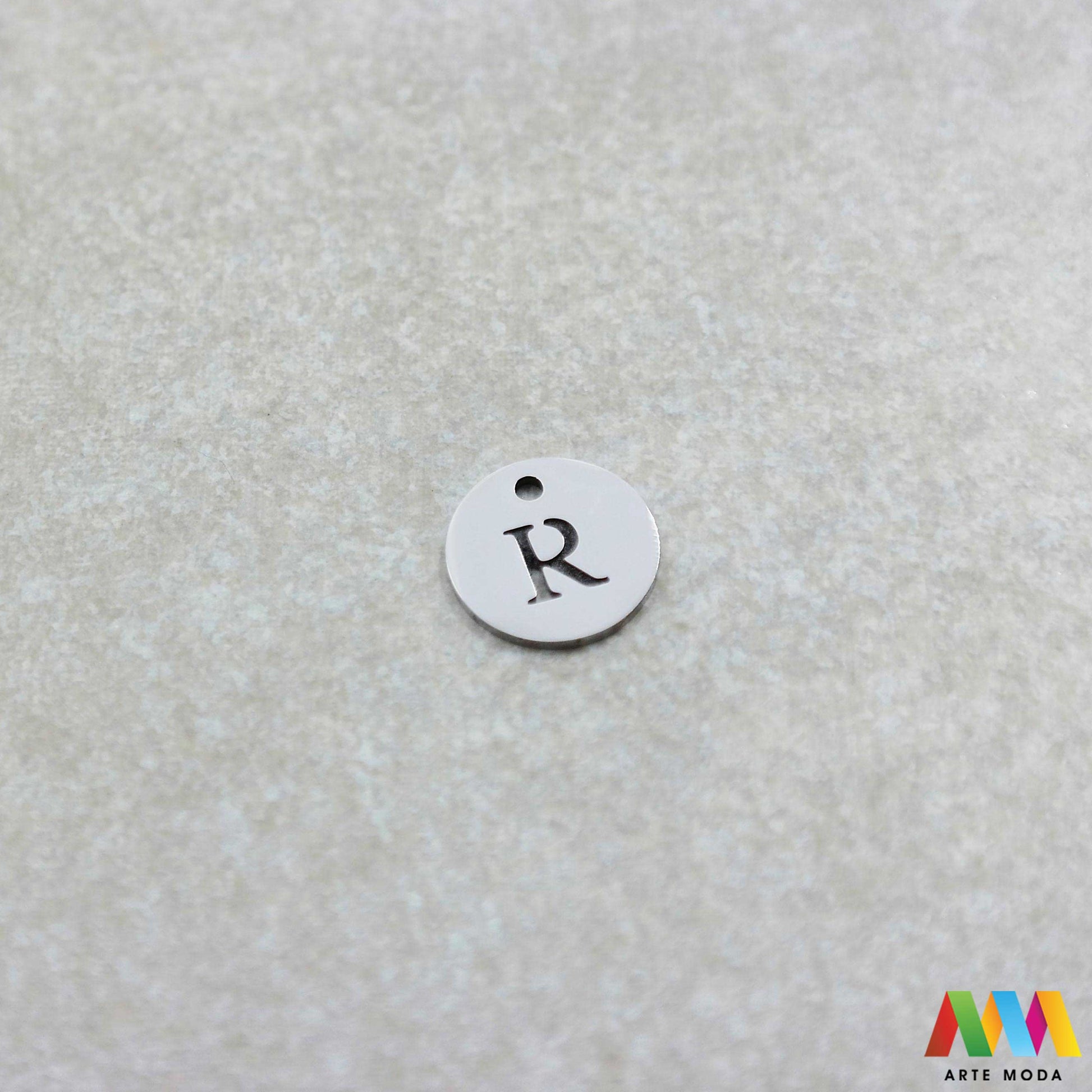 R slovo slova privjesak s jednom rupom privjesak od čelika privjesak čelik repromaterijal čelični ogrlice ogrlica narukvica narukvice nanožnica nehrđajući Slova izrađena od nehrđajućeg čelika 316L koja služe za izradu nakita poput narukvica ili ogrlica najčešće se koriste za nizanje na sajlu gumu flaks i ostale materijale