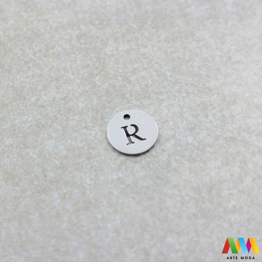 R slovo slova privjesak s jednom rupom privjesak od čelika privjesak čelik repromaterijal čelični ogrlice ogrlica narukvica narukvice nanožnica nehrđajući Slova izrađena od nehrđajućeg čelika 316L koja služe za izradu nakita poput narukvica ili ogrlica najčešće se koriste za nizanje na sajlu gumu flaks i ostale materijale