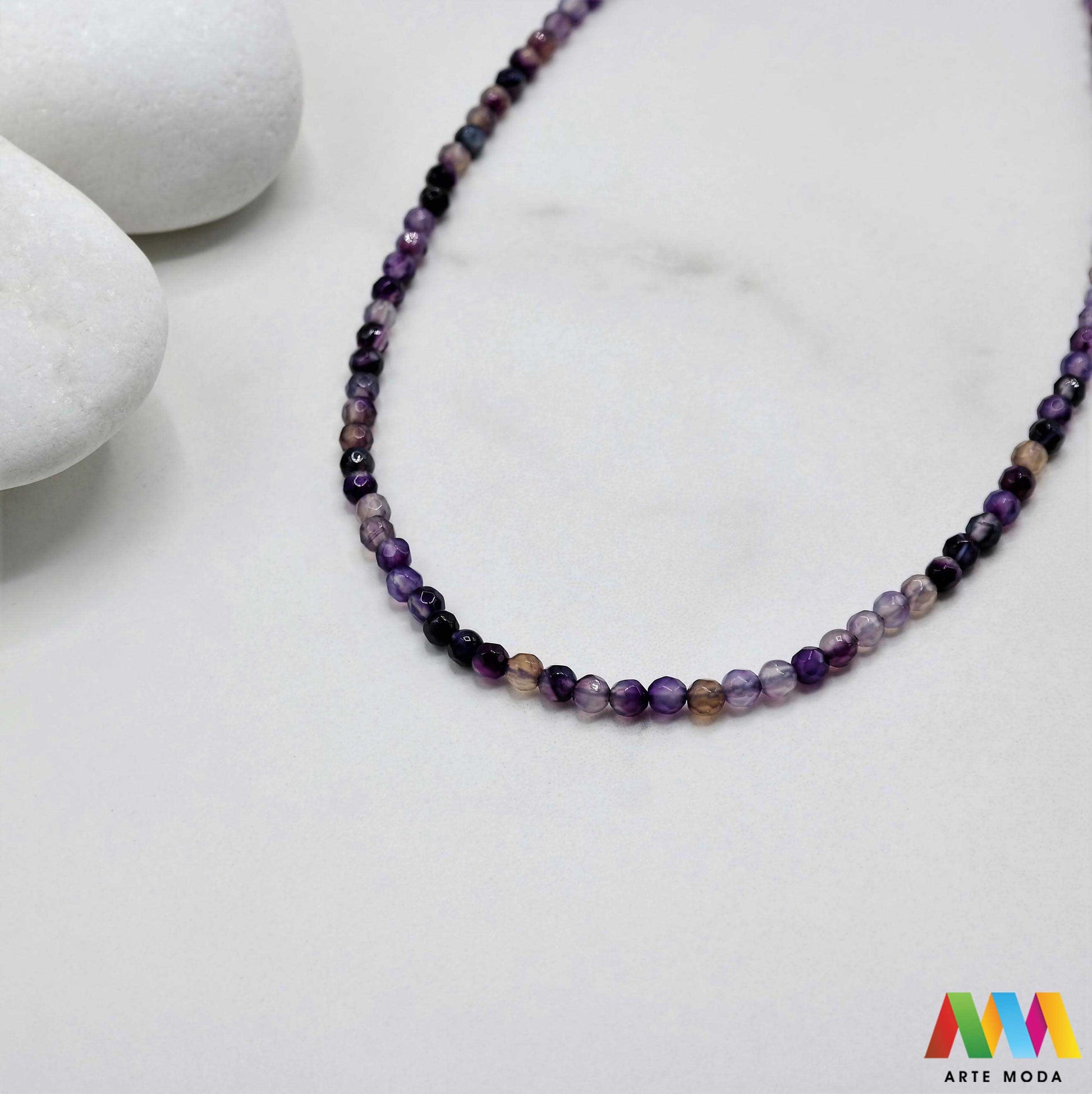 poludragi kamen ahat kristal kalcedon polu dragi poludrago kamenje dragulj mineral kvarc Ahat je jedan od najrasprostranjenijih kristala na planeti Ahat spada u grupu kalcedona izrazito je dekorativan te se od njega izrađuje lijepi nakit i ukrasni predmeti U Hrvatskoj je poznati Lepoglavski Ahat s brda Gaveznica