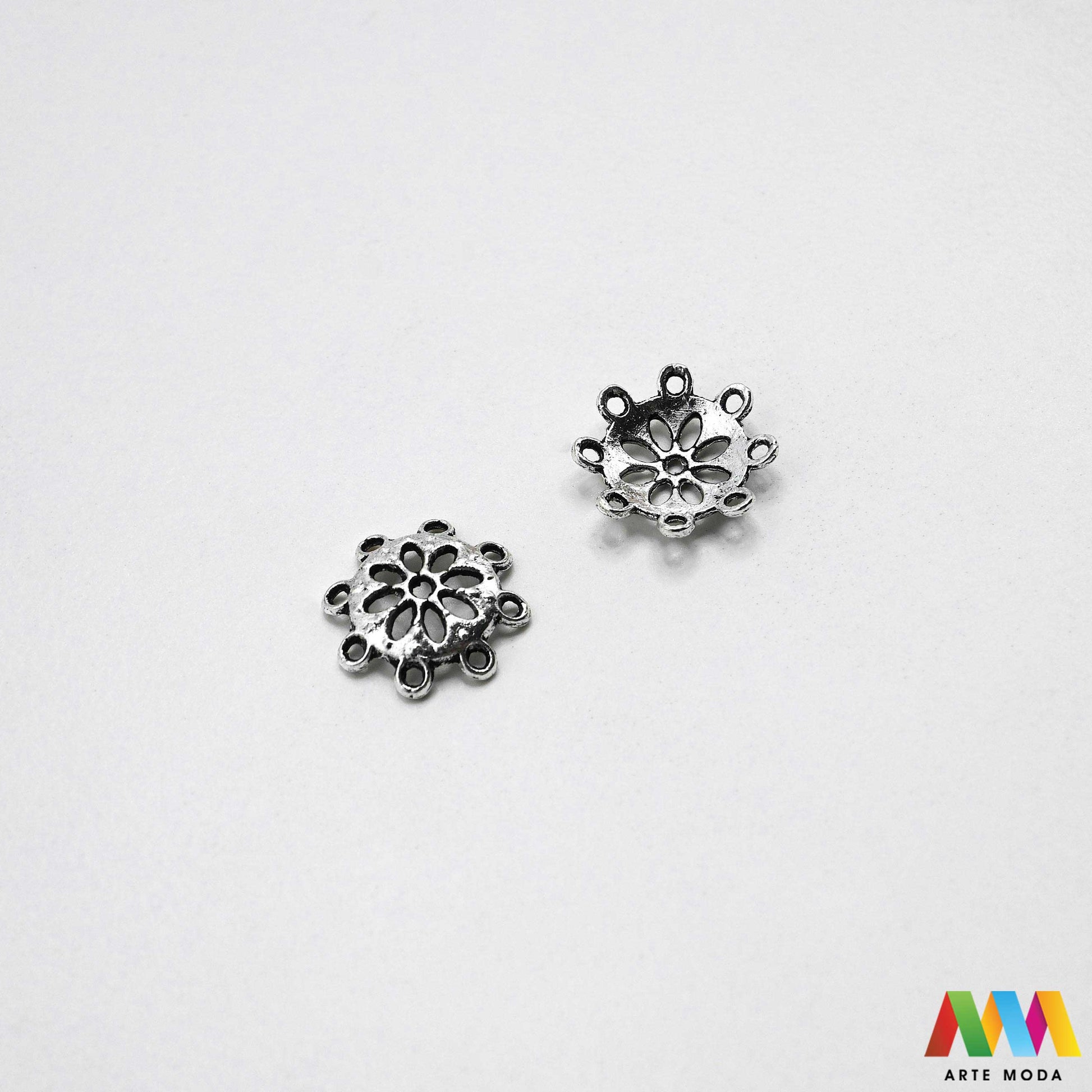 Luksuzne metalne filigranske ljevane kapice za perle u srebrnoj zlatnoj i brončanoj boji izložene Prikazane su čvrste i detaljno lijevane ornamentne kapice krunice i zvonoliki ukrasi koji obujmljuju okrugle staklene drvene i kamene perle pri izradi nakita Vrhunski metalni repromaterijal i masivniji dekorativni razdjelnici s preciznim rupama za nizanje namijenjeni za izradu unikatnih ogrlica narukvica i visećih naušnica u DIY radionicama za ručnu izradu modnog i vintage nakita arte moda repromaterijali