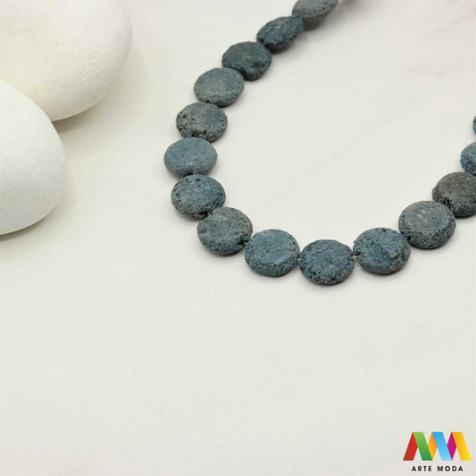 lava kamen vulkanska perle poludragi prirodni mat eterična ulja aromaterapija nakit izrada DIY repromaterijal mineral kristal narukvica ogrlica Tražite jedinstveni materijal za nakit Vulkanska lava je poludragi kamen s moćnom pričom Njegova porozna mat tekstura savršena je za izradu aromaterapijskog nakita jer sjajno upija i difuzira eterična ulja Lagan je simbolizira snagu i uzemljenje te je idealan za unisex i muške narukvice i ogrlice arte moda repromaterijal