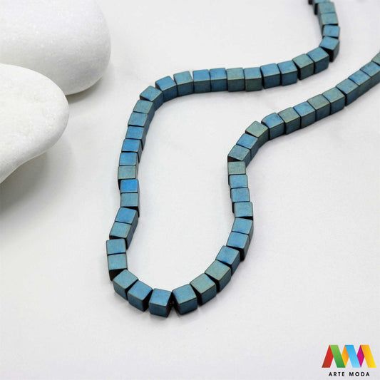 hematit krvavi kamen poludragi mineral metalni sjaj kvarc zrcalo kristal prirodni metalik meditacija zaštita repromaterijal Hematit (ili krvavi kamen) je prirodni mineral smeđe sive ili crne boje karakteriziran prisustvom hladnog metalnog sjaja Vjeruje se da pomaže u jačanju volje samopouzdanja i povezanosti s majkom zemljom Nakit izrađen od njega fascinira svojim tajanstvenim zrcalnim sjajem