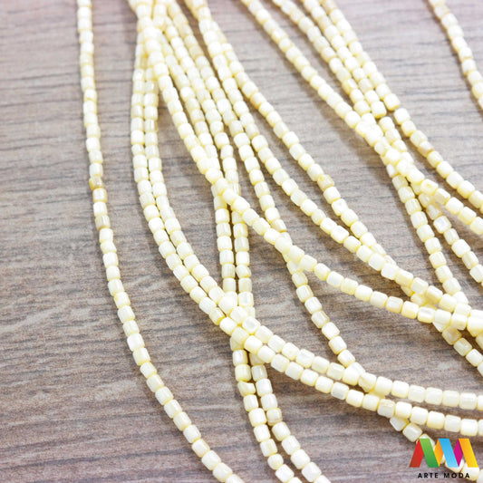 sedef školjka mekušac biser puž glavonožac kalcijev karbonat hitin poludrago kamenje repromaterijal poludragi kamen mineral Sedef je lako prepoznatljiva glatka tvar duginih boja koja tvori unutarnji sloj školjke određenih vrsta mekušaca i prekriva vanjski sloj bisera Sastoji se od kalcijevog karbonata kojeg izlučuju neki morski i slatkovodni mekušci te ga ova struktura čini otpornim na oštećenja dajući joj prepoznatljivi i jedinstveni sedefasti sjaj arte moda repromaterijal