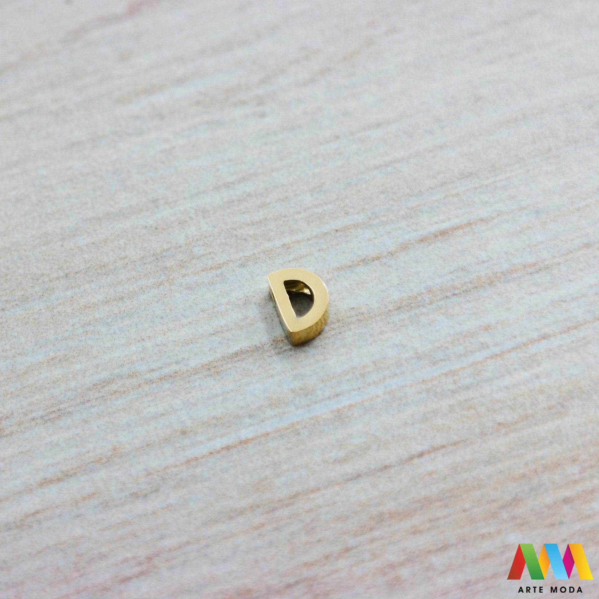 D slovo slova privjesak s jednom rupom privjesak od čelika privjesak čelik repromaterijal čelični ogrlice ogrlica narukvica narukvice nanožnica nehrđajući Slova izrađena od nehrđajućeg čelika 316L koja služe za izradu nakita poput narukvica ili ogrlica najčešće se koriste za nizanje na sajlu gumu flaks i ostale materijale