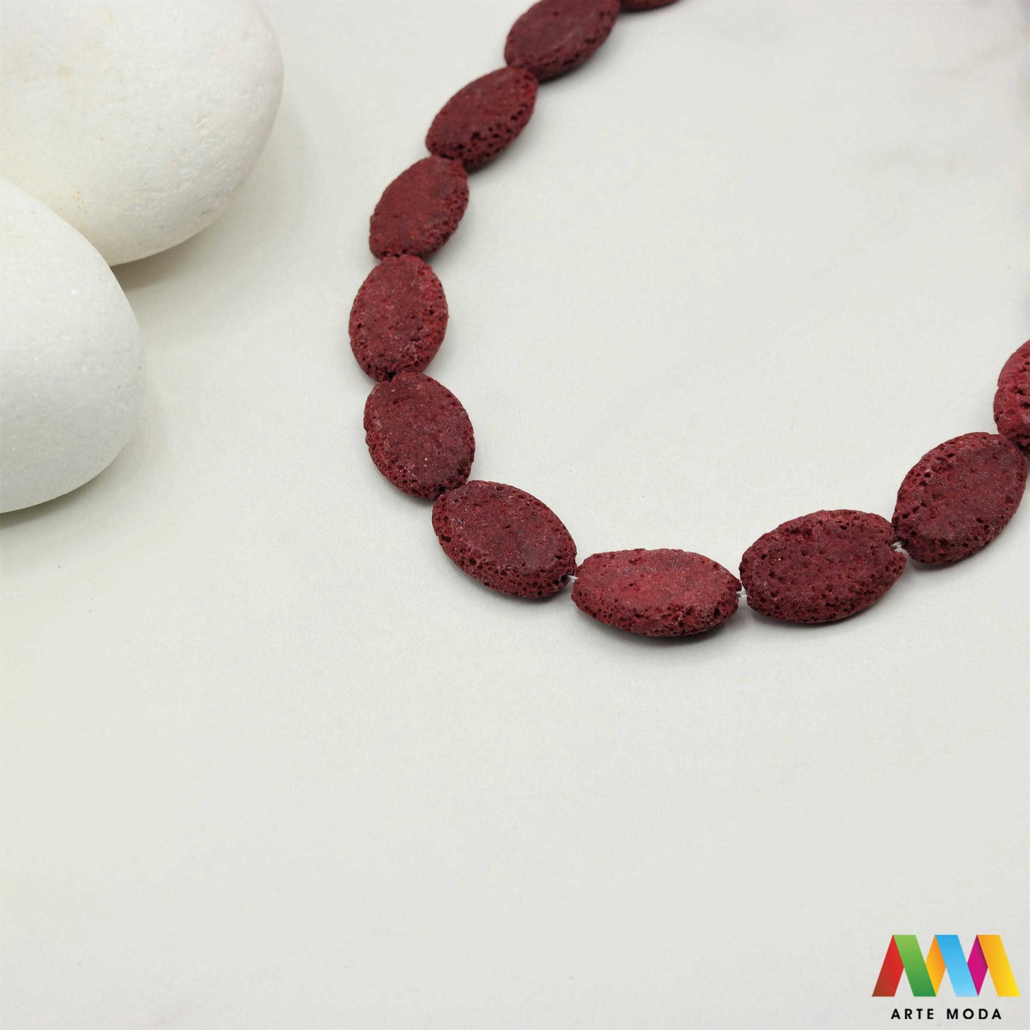 lava kamen vulkanska perle poludragi prirodni mat eterična ulja aromaterapija nakit izrada DIY repromaterijal mineral kristal narukvica ogrlica Tražite jedinstveni materijal za nakit Vulkanska lava je poludragi kamen s moćnom pričom Njegova porozna mat tekstura savršena je za izradu aromaterapijskog nakita jer sjajno upija i difuzira eterična ulja Lagan je simbolizira snagu i uzemljenje te je idealan za unisex i muške narukvice i ogrlice arte moda repromaterijal