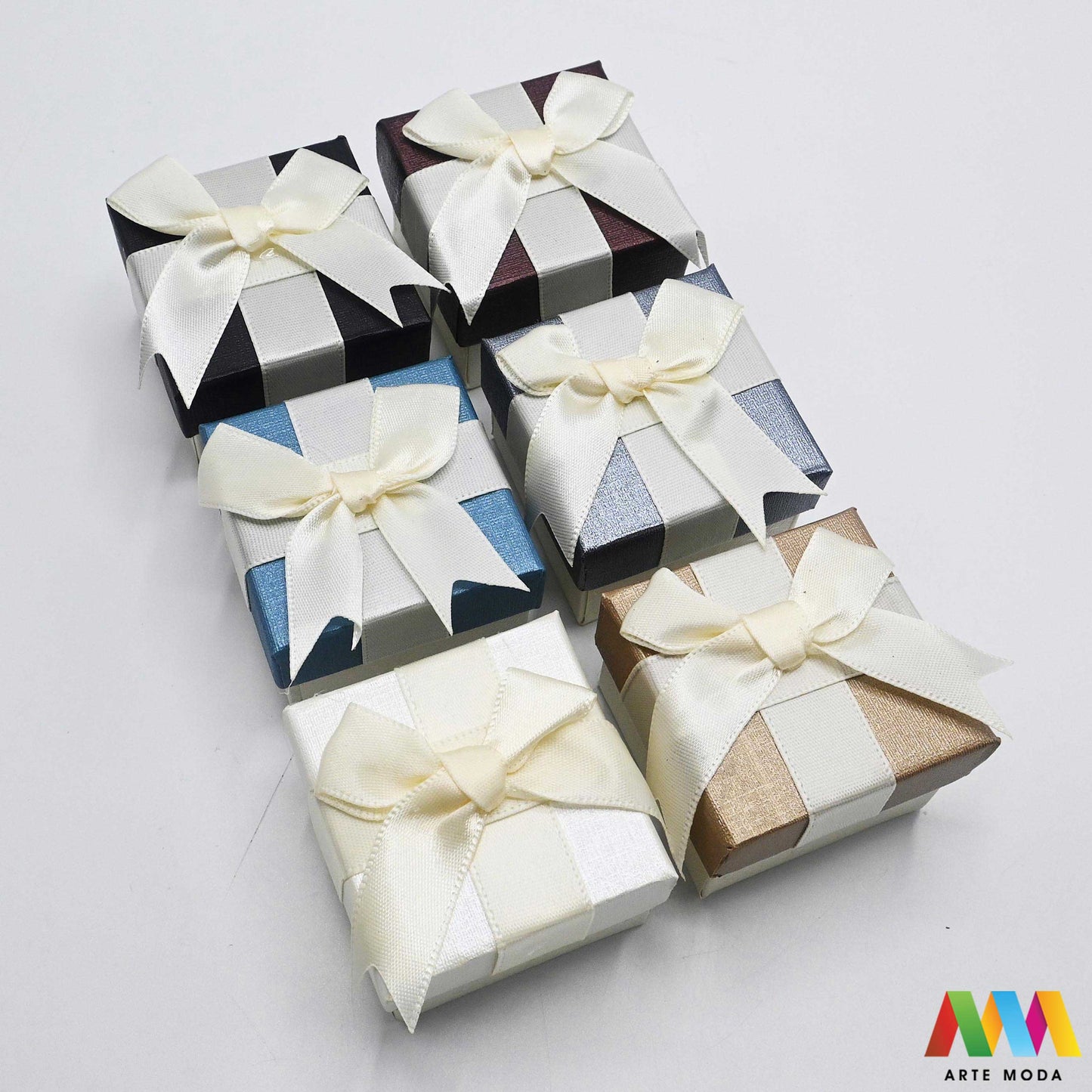 kutijice ukrasne kartonske kutije za nakit poklon ambalaža darivanje pakiranje poklopac prstenje ogrlice naušnice luksuzne elegantne ručni rad personalizirane dar Savršeno pakiranje ljepota vaših kreacija elegantnih i čvrstih kartonskih kutija izrađenih od kvalitetnog papira s mekanim umetkom od spužve prstenje ogrlice naušnice i narukvice nježnu zaštitu od ogrebotina dodaju dašak luksuza i profinjenosti vašem poklonu izloženom nakitu Dostupne u raznim veličinama bojama i dezenima arte moda repromaterijal