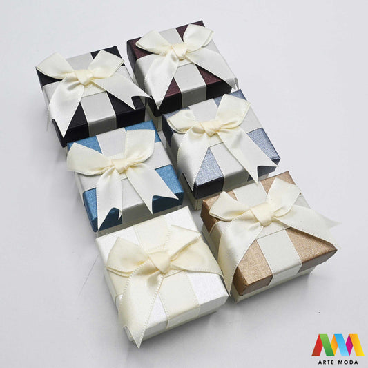 kutijice ukrasne kartonske kutije za nakit poklon ambalaža darivanje pakiranje poklopac prstenje ogrlice naušnice luksuzne elegantne ručni rad personalizirane dar Savršeno pakiranje ljepota vaših kreacija elegantnih i čvrstih kartonskih kutija izrađenih od kvalitetnog papira s mekanim umetkom od spužve prstenje ogrlice naušnice i narukvice nježnu zaštitu od ogrebotina dodaju dašak luksuza i profinjenosti vašem poklonu izloženom nakitu Dostupne u raznim veličinama bojama i dezenima arte moda repromaterijal