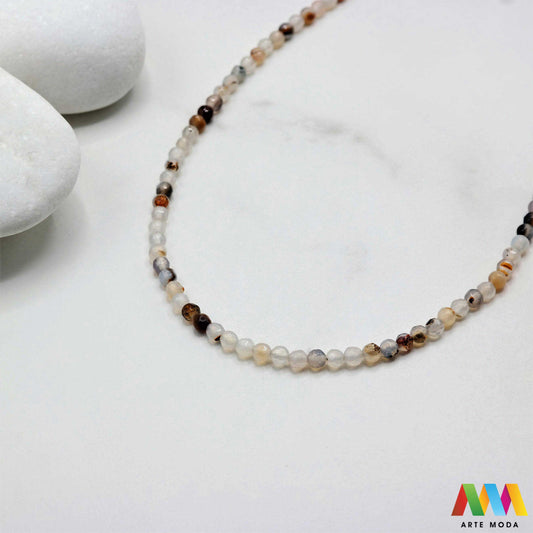 poludragi kamen ahat kristal kalcedon polu dragi poludrago kamenje dragulj mineral kvarc Ahat je jedan od najrasprostranjenijih kristala na planeti Ahat spada u grupu kalcedona izrazito je dekorativan te se od njega izrađuje lijepi nakit i ukrasni predmeti U Hrvatskoj je poznati Lepoglavski Ahat s brda Gaveznica