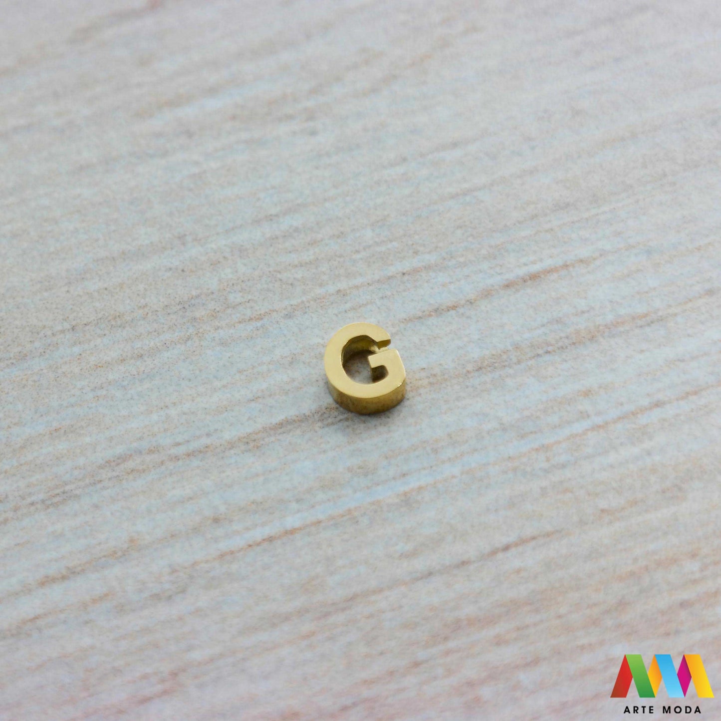 G slovo slova privjesak s jednom rupom privjesak od čelika privjesak čelik repromaterijal čelični ogrlice ogrlica narukvica narukvice nanožnica nehrđajući Slova izrađena od nehrđajućeg čelika 316L koja služe za izradu nakita poput narukvica ili ogrlica najčešće se koriste za nizanje na sajlu gumu flaks i ostale materijale