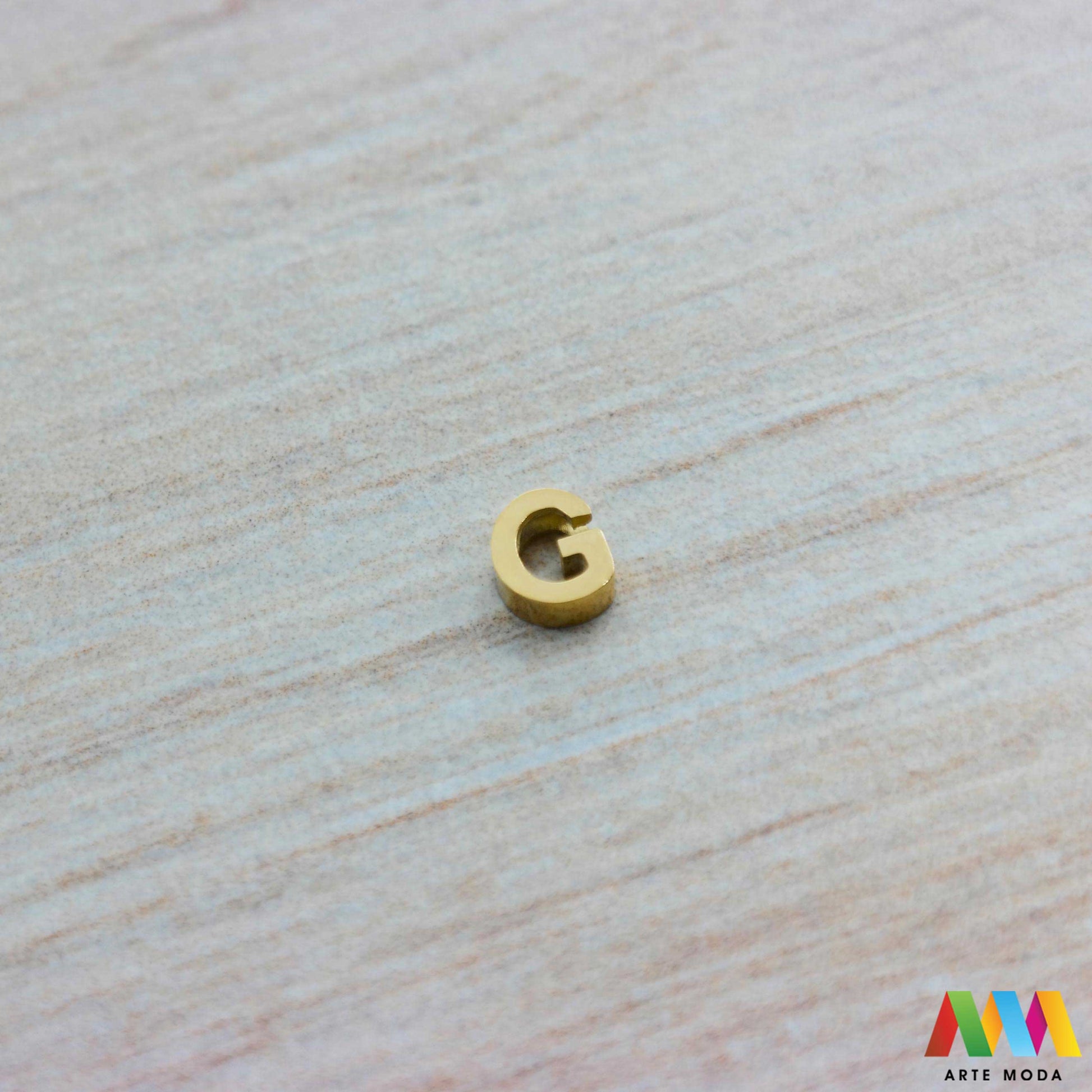 G slovo slova privjesak s jednom rupom privjesak od čelika privjesak čelik repromaterijal čelični ogrlice ogrlica narukvica narukvice nanožnica nehrđajući Slova izrađena od nehrđajućeg čelika 316L koja služe za izradu nakita poput narukvica ili ogrlica najčešće se koriste za nizanje na sajlu gumu flaks i ostale materijale