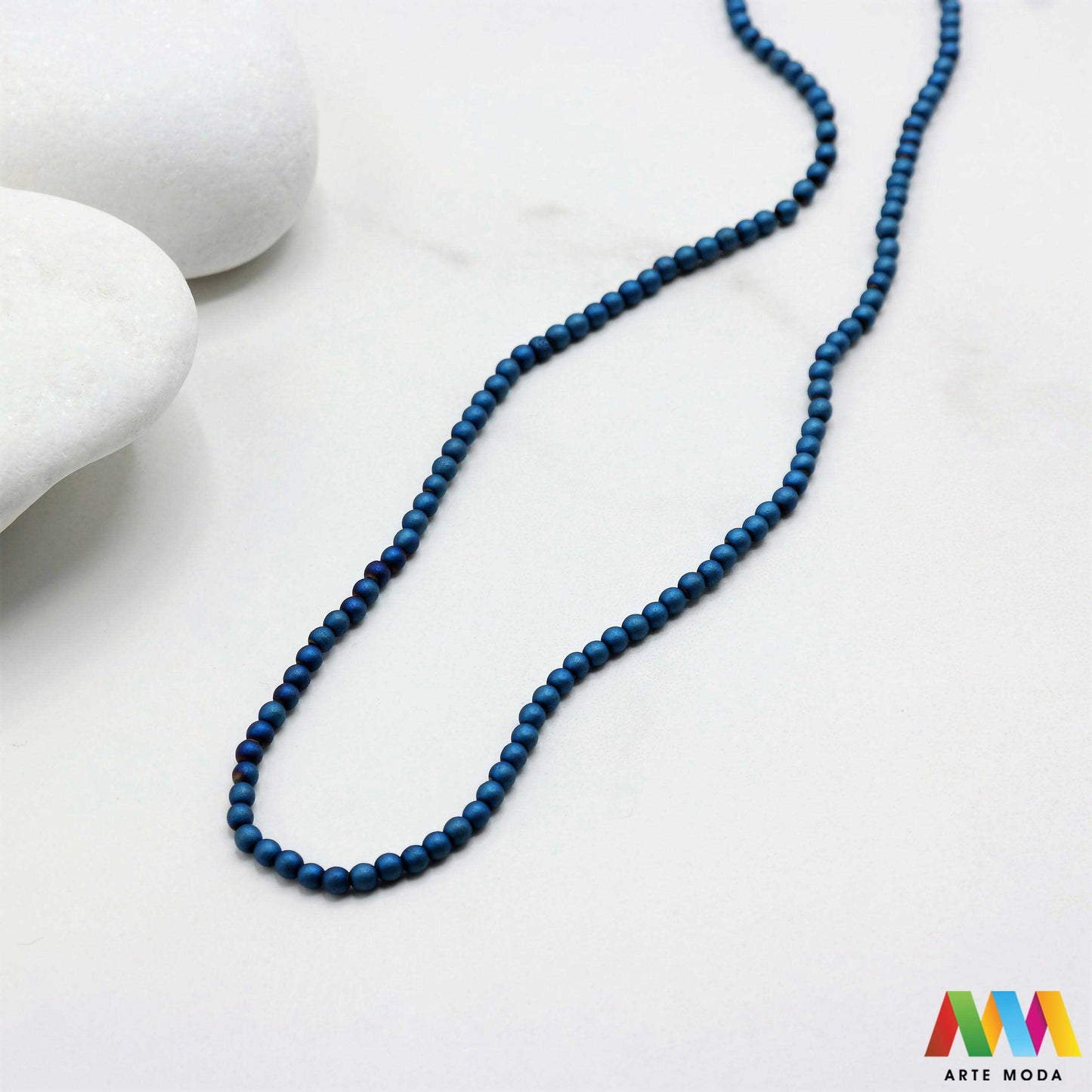 hematit krvavi kamen poludragi mineral metalni sjaj kvarc zrcalo kristal prirodni metalik meditacija zaštita repromaterijal Hematit (ili krvavi kamen) je prirodni mineral smeđe sive ili crne boje karakteriziran prisustvom hladnog metalnog sjaja Vjeruje se da pomaže u jačanju volje samopouzdanja i povezanosti s majkom zemljom Nakit izrađen od njega fascinira svojim tajanstvenim zrcalnim sjajem