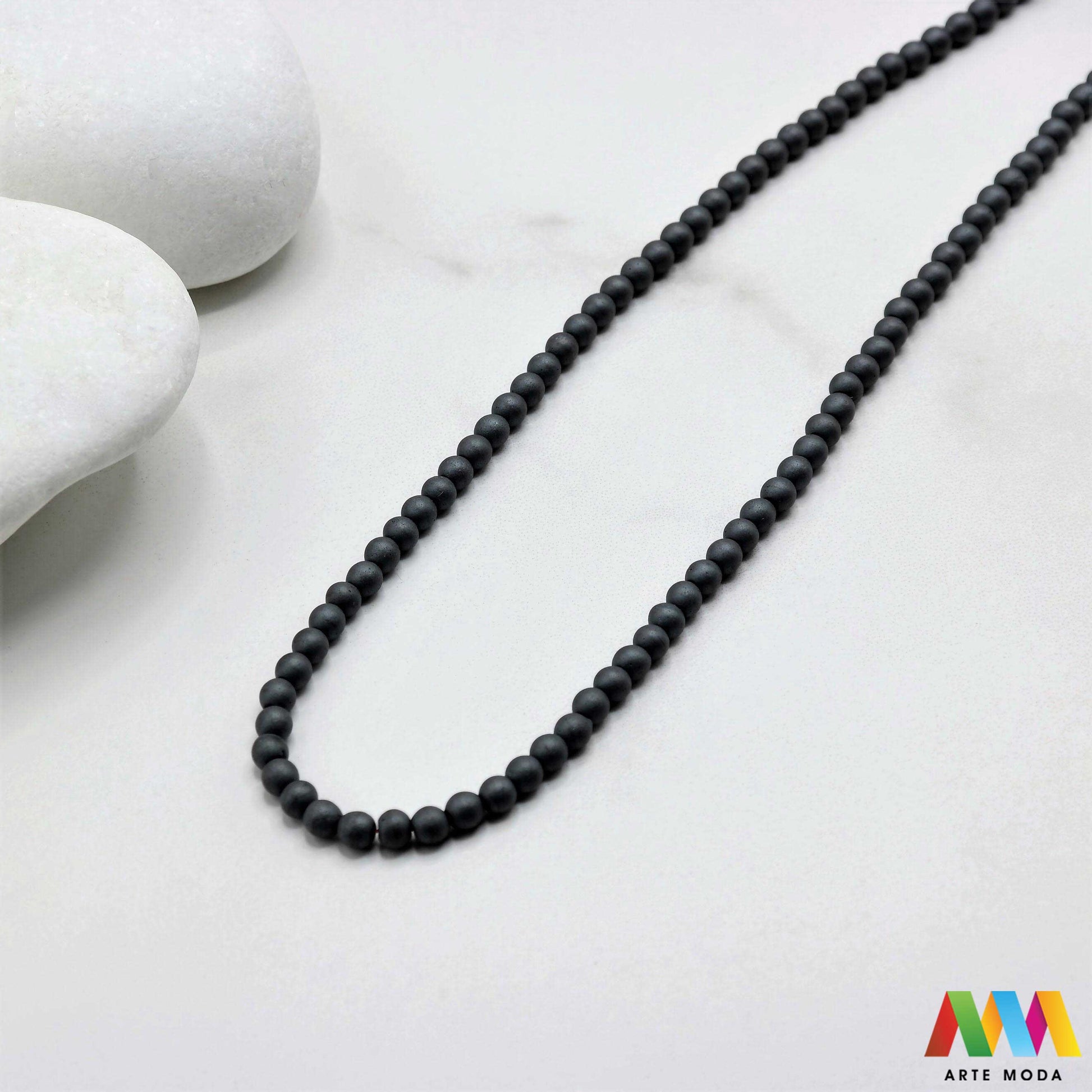 hematit krvavi kamen poludragi mineral metalni sjaj kvarc zrcalo kristal prirodni metalik meditacija zaštita repromaterijal Hematit (ili krvavi kamen) je prirodni mineral smeđe sive ili crne boje karakteriziran prisustvom hladnog metalnog sjaja Vjeruje se da pomaže u jačanju volje samopouzdanja i povezanosti s majkom zemljom Nakit izrađen od njega fascinira svojim tajanstvenim zrcalnim sjajem