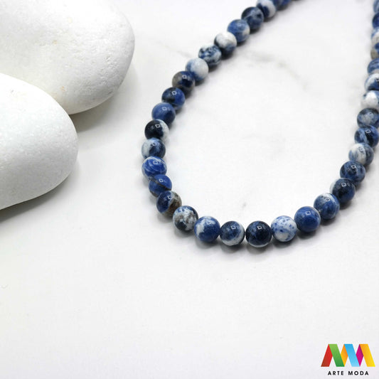 sodalit lazurit kamen kristal dragulj poludrago kamenje repromaterijal poludragi ukrasni mineral prirodni meditacija Sodalit moćan poludragi kamen nebesko plave boje cijenjen zbog svojih metafizičkih svojstava i ljepote Vjeruje se da pomaže u poboljšanju komunikacije jača intuiciju i donosi unutarnji mir Savršen je za meditaciju izradu nakita i kao ukrasni element u domu