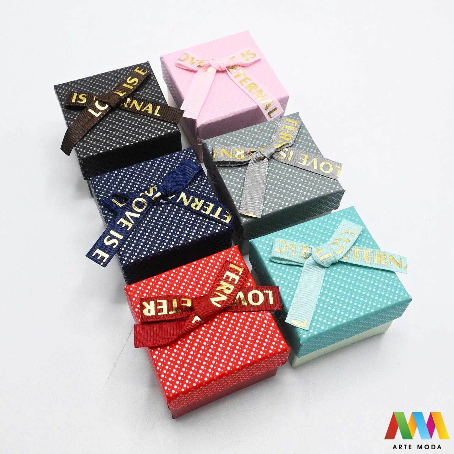 kutijice ukrasne kartonske kutije za nakit poklon ambalaža darivanje pakiranje poklopac prstenje ogrlice naušnice luksuzne elegantne ručni rad personalizirane dar Savršeno pakiranje ljepota vaših kreacija elegantnih i čvrstih kartonskih kutija izrađenih od kvalitetnog papira s mekanim umetkom od spužve prstenje ogrlice naušnice i narukvice nježnu zaštitu od ogrebotina dodaju dašak luksuza i profinjenosti vašem poklonu izloženom nakitu Dostupne u raznim veličinama bojama i dezenima arte moda repromaterijal