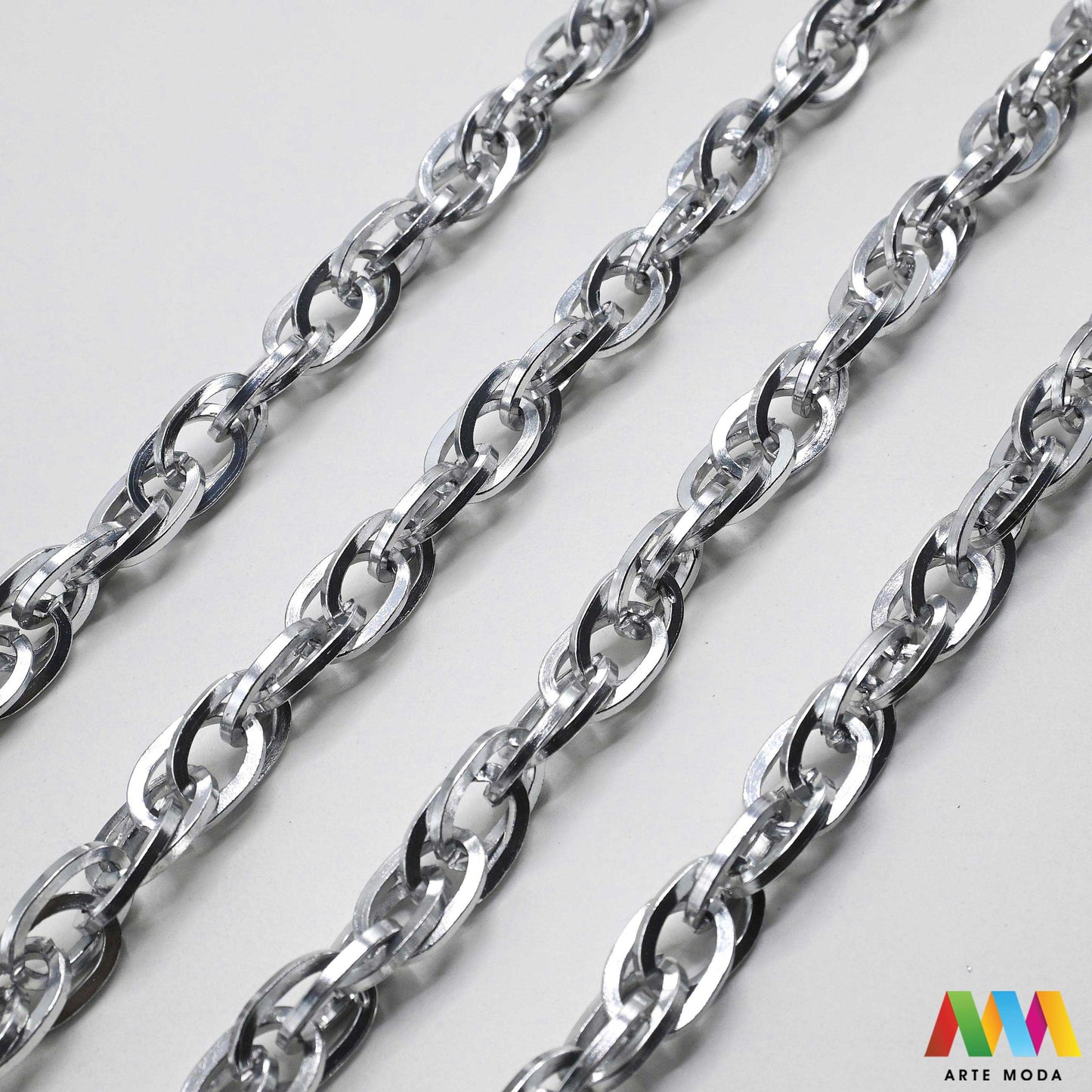 aluminijski lanac torbe ruksak nakit lagani izrada aluminij DIY materijal remen ogrlice narukvice karike ručke pribor komponente ukrasni repromaterijal Želite lagan i trendi materijal Aluminijski lanci savršeni su za vaše projekte Idealni su za izradu laganih remena za torbe ili statement nakita ogrlice narukvice Lakši su od klasičnih metala ne opterećuju i dolaze u raznim bojama i debljinama Lako ih je rezati i oblikovati laganu eleganciju za svoj uradi sam nakit i modne dodatke arte moda repromaterijal