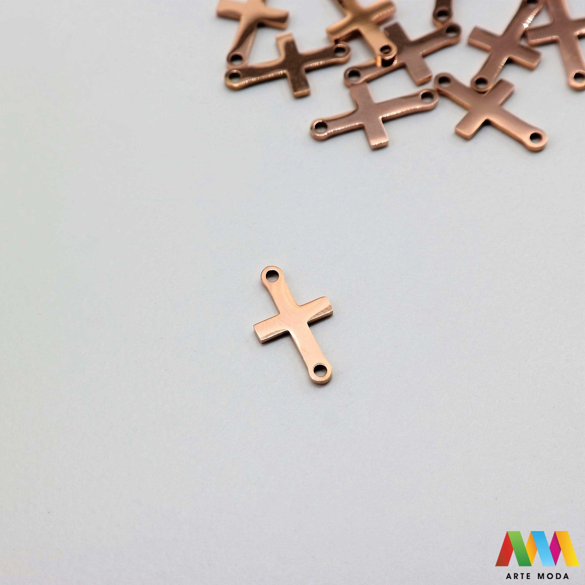 sakralni privjesci od čelika vjerski duhovni križevi medaljice vjerskim simbolima duhovnim motivima nakit značenjem čelični nehrđajućeg svetaca personalizirani anđeo Pronađite smirujući i snažan izraz svoje vjere i duhovnosti u našoj kolekciji sakralnih privjesaka izrađenih od kvalitetnog nehrđajućeg čelika Ovi izdržljivi i elegantni privjesci s vjerskim simbolima i duhovnim motivima idealni su za svakodnevno nošenje i kao promišljeni dar arte moda repromaterijal