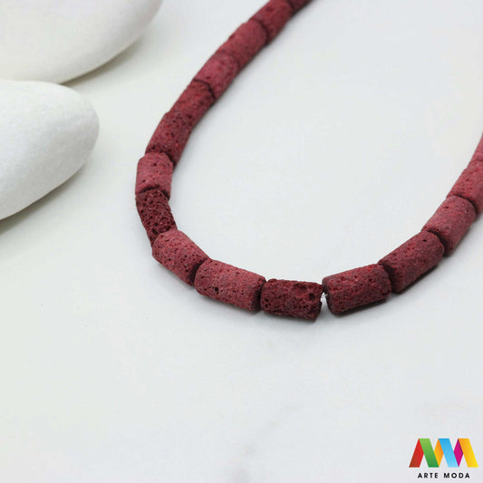 lava kamen vulkanska perle poludragi prirodni mat eterična ulja aromaterapija nakit izrada DIY repromaterijal mineral kristal narukvica ogrlica Tražite jedinstveni materijal za nakit Vulkanska lava je poludragi kamen s moćnom pričom Njegova porozna mat tekstura savršena je za izradu aromaterapijskog nakita jer sjajno upija i difuzira eterična ulja Lagan je simbolizira snagu i uzemljenje te je idealan za unisex i muške narukvice i ogrlice arte moda repromaterijal