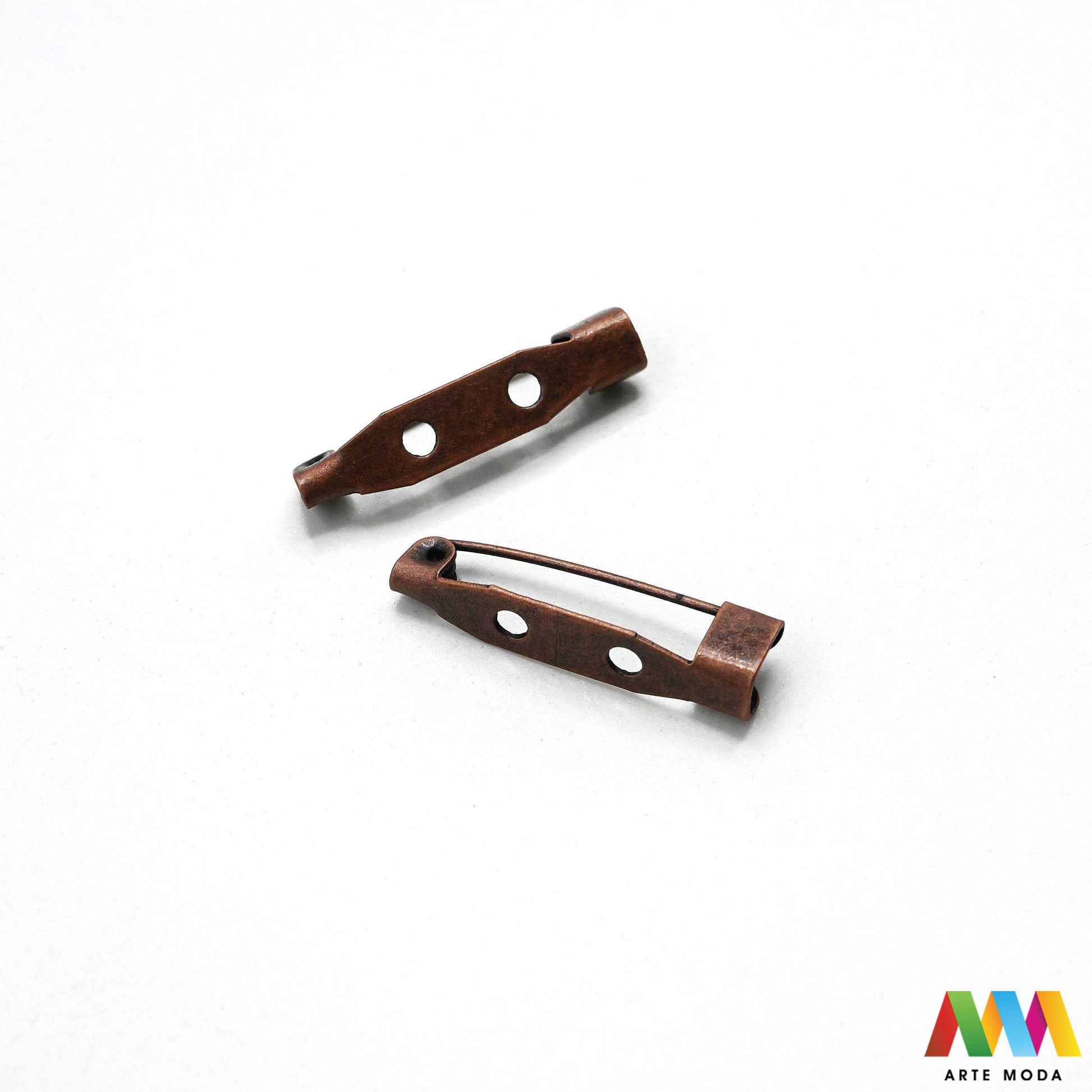 iglice za broš broševi nakit pribor izrada broševa DIY elementi metalne iglice sigurnosne baza šivanje ručni rad modni dodaci Otkrij našu široku paletu iglica za broševe i daj oduška svojoj kreativnosti! Bez obzira na to želiš li izraditi elegantni broš za posebnu prigodu ili zabavan broš za svaki dan kod nas ćeš pronaći savršenu iglicu Nudimo iglice različitih veličina materijala i završnica kako bi tvoji broševi bili zaista jedinstveni