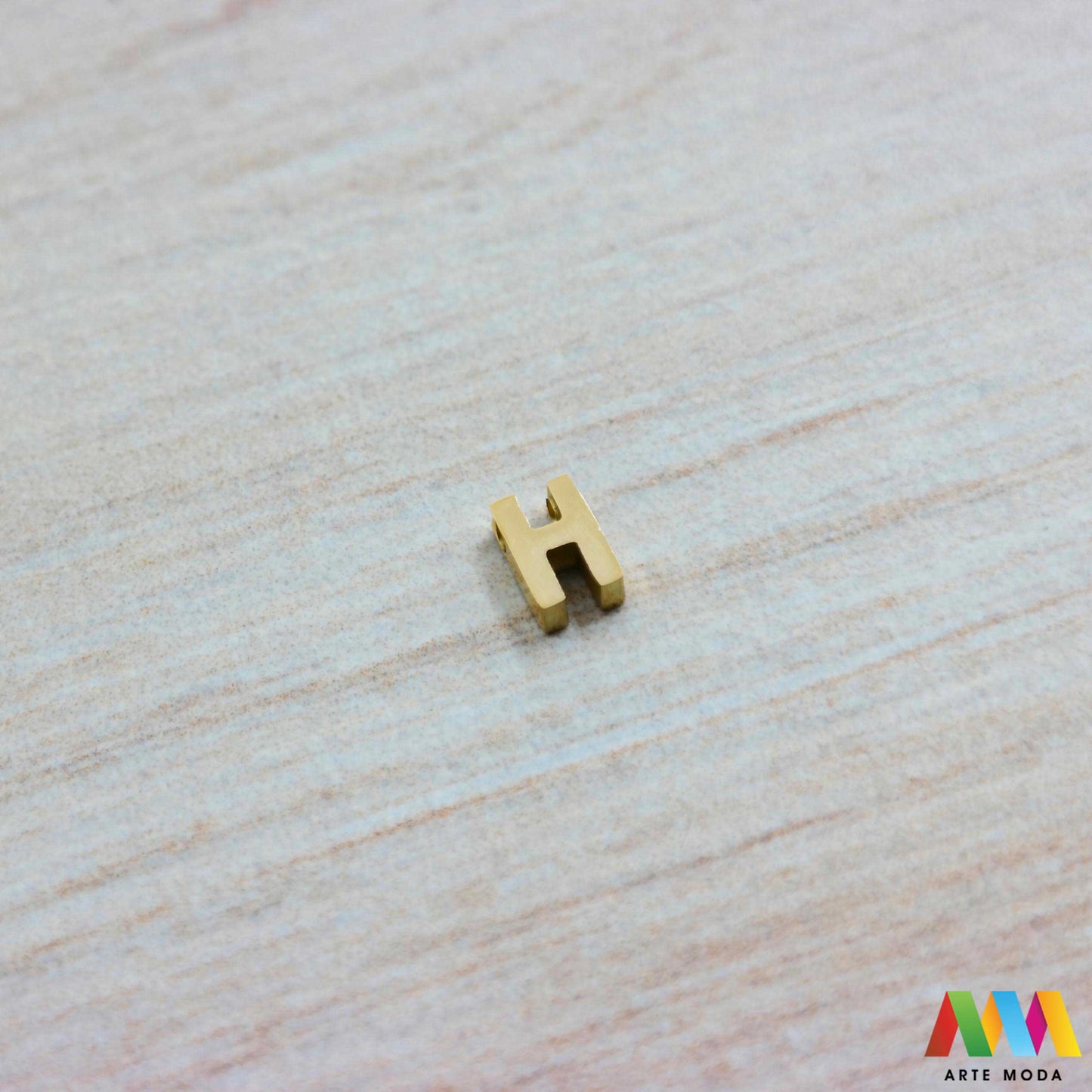 H slovo slova privjesak s jednom rupom privjesak od čelika privjesak čelik repromaterijal čelični ogrlice ogrlica narukvica narukvice nanožnica nehrđajući Slova izrađena od nehrđajućeg čelika 316L koja služe za izradu nakita poput narukvica ili ogrlica najčešće se koriste za nizanje na sajlu gumu flaks i ostale materijale