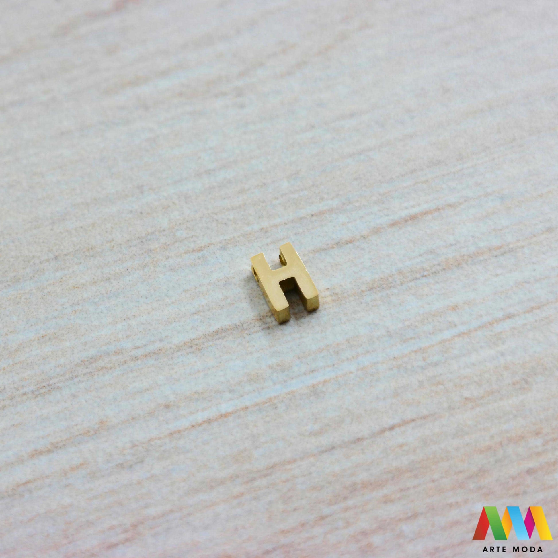 H slovo slova privjesak s jednom rupom privjesak od čelika privjesak čelik repromaterijal čelični ogrlice ogrlica narukvica narukvice nanožnica nehrđajući Slova izrađena od nehrđajućeg čelika 316L koja služe za izradu nakita poput narukvica ili ogrlica najčešće se koriste za nizanje na sajlu gumu flaks i ostale materijale