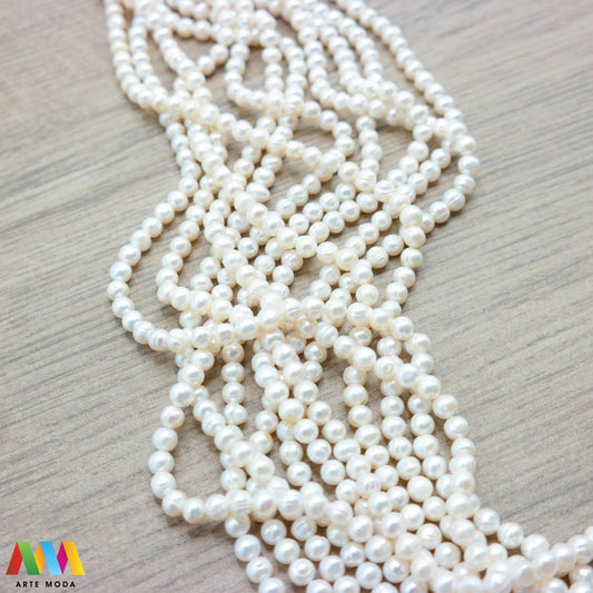 riječni biser zrno bisernica sedef školjka dragi kamen dragulj poludrago kamenje repromaterijal poludragi ukrasni mineral kristal Biser je zrnata tvorevina koja nastaje kod nekih mekušaca osobito kod školjaka bisernica Sastavljeni su od tankih koncentričnih slojeva sedefa i većinom su okruglasti Umjetno uzgojen biser pravi je dragulj mora kojega su stvorili zajednički napori prirode čovjeka i školjke - bisernice arte moda