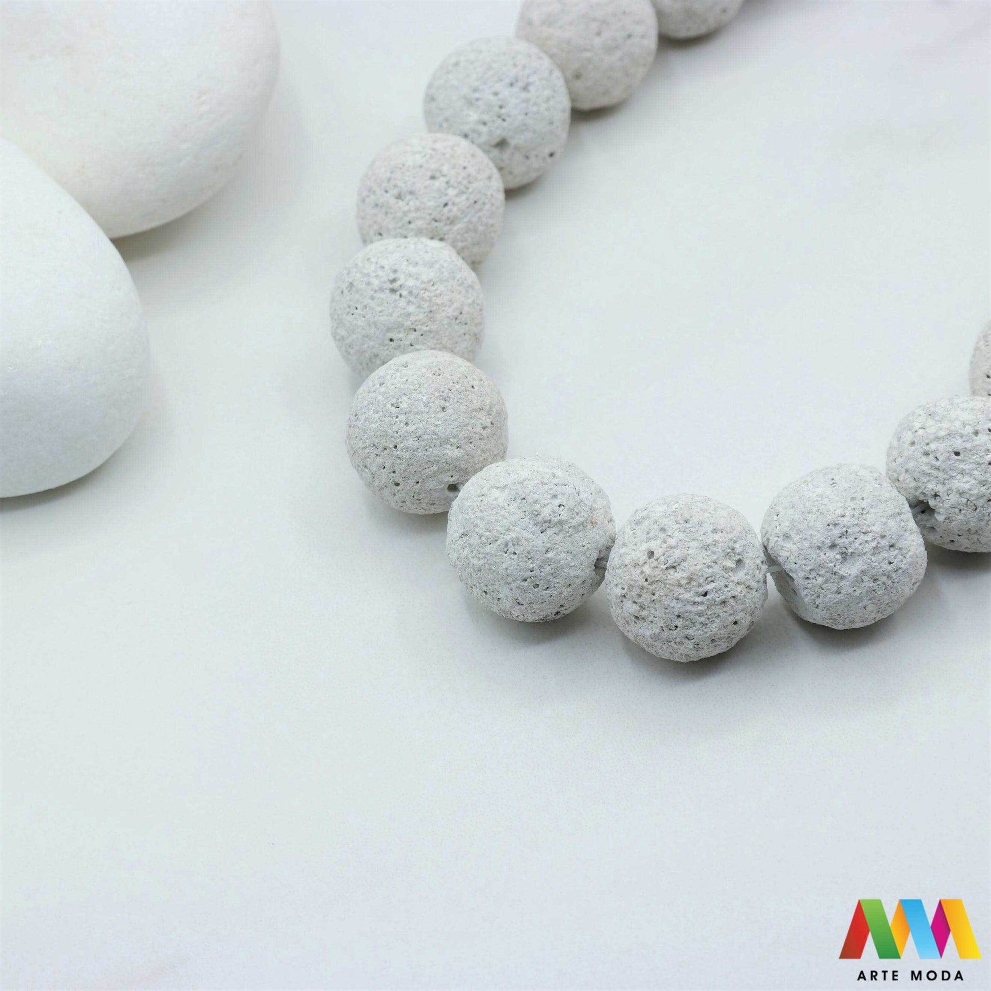 lava kamen vulkanska perle poludragi prirodni mat eterična ulja aromaterapija nakit izrada DIY repromaterijal mineral kristal narukvica ogrlica Tražite jedinstveni materijal za nakit Vulkanska lava je poludragi kamen s moćnom pričom Njegova porozna mat tekstura savršena je za izradu aromaterapijskog nakita jer sjajno upija i difuzira eterična ulja Lagan je simbolizira snagu i uzemljenje te je idealan za unisex i muške narukvice i ogrlice arte moda repromaterijal