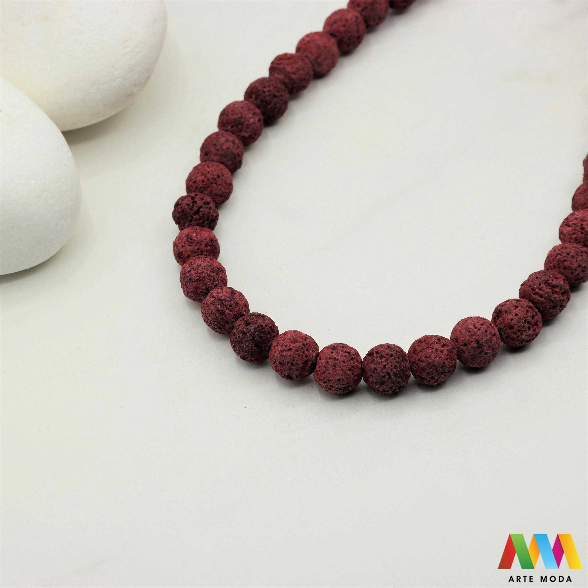 lava kamen vulkanska perle poludragi prirodni mat eterična ulja aromaterapija nakit izrada DIY repromaterijal mineral kristal narukvica ogrlica Tražite jedinstveni materijal za nakit Vulkanska lava je poludragi kamen s moćnom pričom Njegova porozna mat tekstura savršena je za izradu aromaterapijskog nakita jer sjajno upija i difuzira eterična ulja Lagan je simbolizira snagu i uzemljenje te je idealan za unisex i muške narukvice i ogrlice arte moda repromaterijal