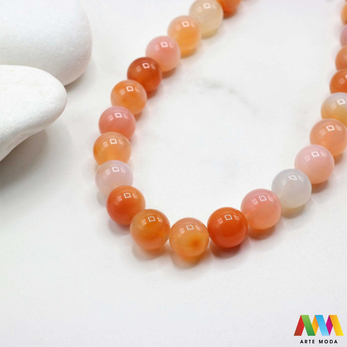 poludragi kamen ahat kristal kalcedon polu dragi poludrago kamenje dragulj mineral kvarc Ahat je jedan od najrasprostranjenijih kristala na planeti Ahat spada u grupu kalcedona izrazito je dekorativan te se od njega izrađuje lijepi nakit i ukrasni predmeti U Hrvatskoj je poznati Lepoglavski Ahat s brda Gaveznica