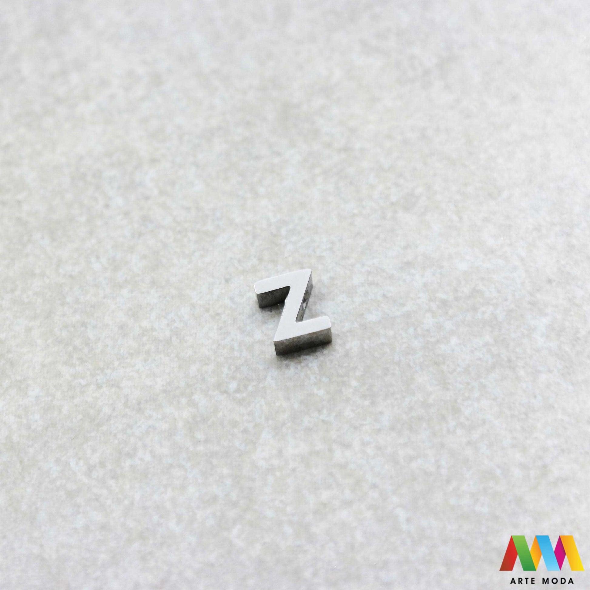 Z slovo slova privjesak s jednom rupom privjesak od čelika privjesak čelik repromaterijal čelični ogrlice ogrlica narukvica narukvice nanožnica nehrđajući Slova izrađena od nehrđajućeg čelika 316L koja služe za izradu nakita poput narukvica ili ogrlica najčešće se koriste za nizanje na sajlu gumu flaks i ostale materijale