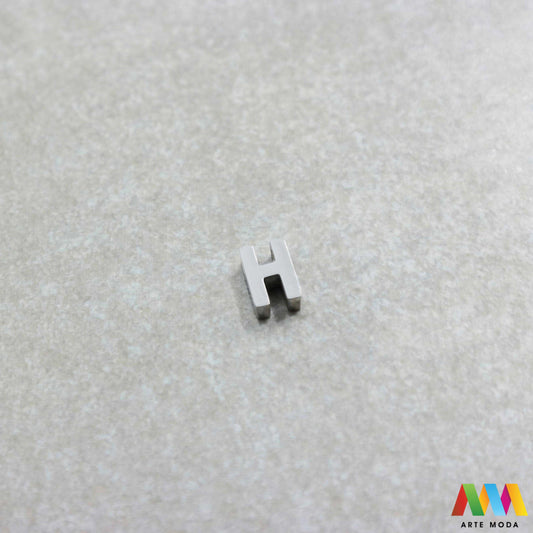 H slovo slova privjesak s jednom rupom privjesak od čelika privjesak čelik repromaterijal čelični ogrlice ogrlica narukvica narukvice nanožnica nehrđajući Slova izrađena od nehrđajućeg čelika 316L koja služe za izradu nakita poput narukvica ili ogrlica najčešće se koriste za nizanje na sajlu gumu flaks i ostale materijale