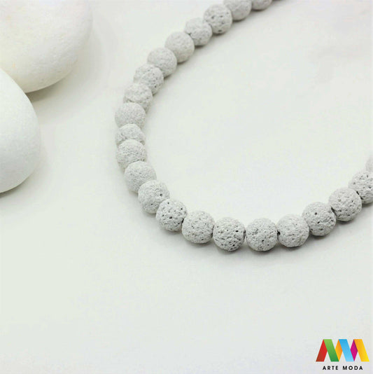 lava kamen vulkanska perle poludragi prirodni mat eterična ulja aromaterapija nakit izrada DIY repromaterijal mineral kristal narukvica ogrlica Tražite jedinstveni materijal za nakit Vulkanska lava je poludragi kamen s moćnom pričom Njegova porozna mat tekstura savršena je za izradu aromaterapijskog nakita jer sjajno upija i difuzira eterična ulja Lagan je simbolizira snagu i uzemljenje te je idealan za unisex i muške narukvice i ogrlice arte moda repromaterijal